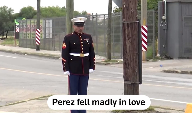 美國退伍大兵佩雷茲每年情人節都重回墨西哥新拉雷多，站在同個街角，希望能重遇當年真愛。（翻攝推特@Reuters）