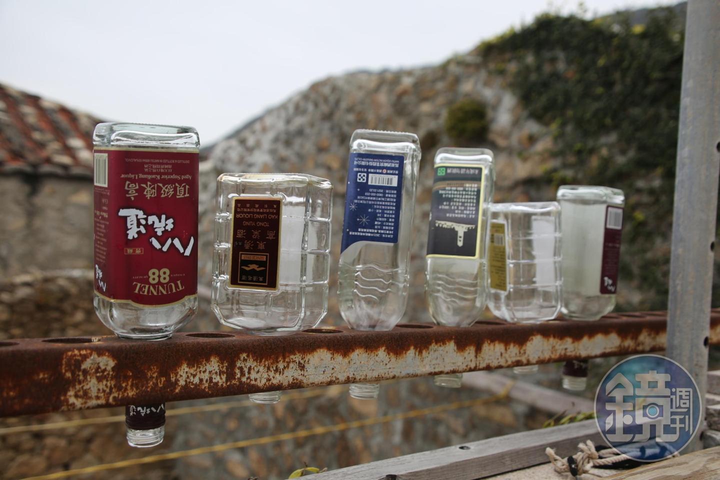 偶見酒瓶正在晾乾進行日光浴,很有民居生活感。