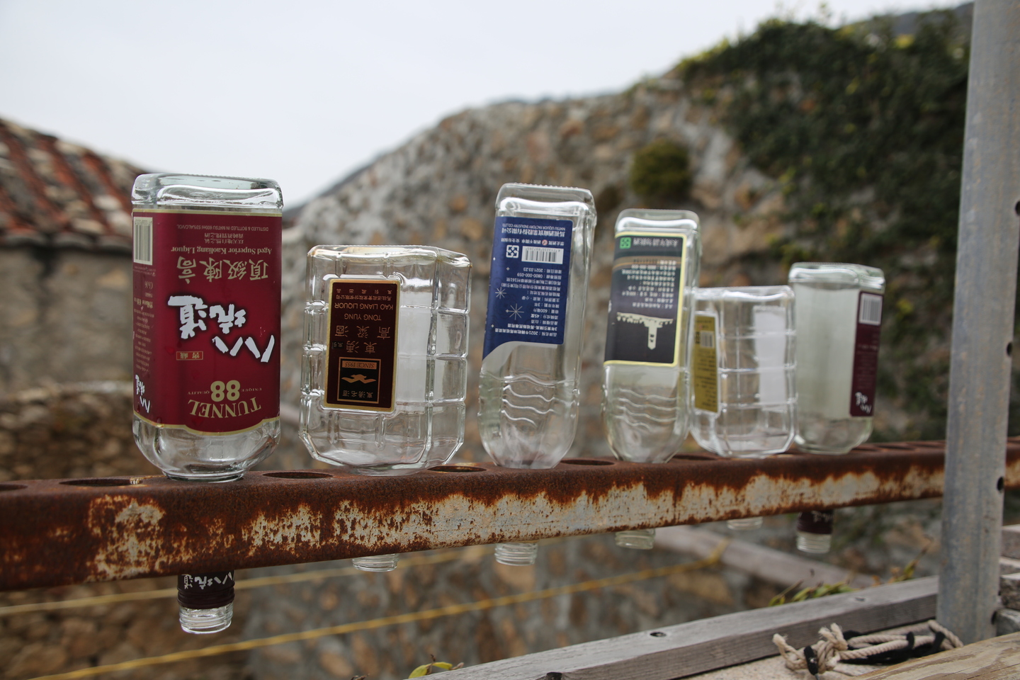 偶見酒瓶正在晾乾進行日光浴，很有民居生活感。