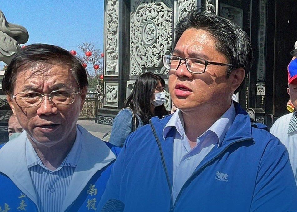 林明溱（左）讓兒子林儒彬（右）月領8萬政治獻金，吳佩蓉直指沒有依法揭露。（翻攝自朱立倫臉書）