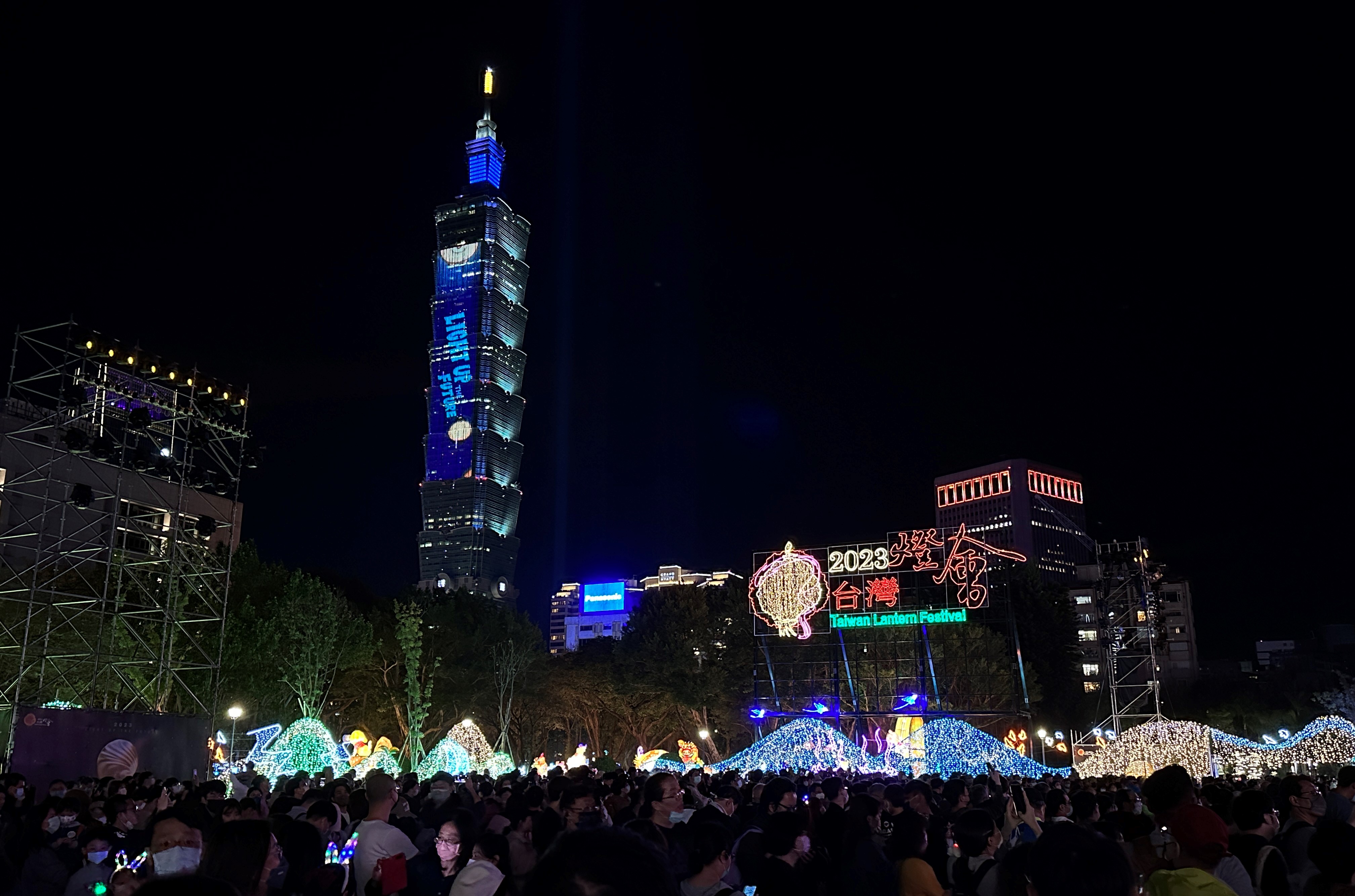 台灣燈會在台北即將在今天閉幕，台北市觀傳局特別規劃一日快閃行程，將精華展演一網打盡。