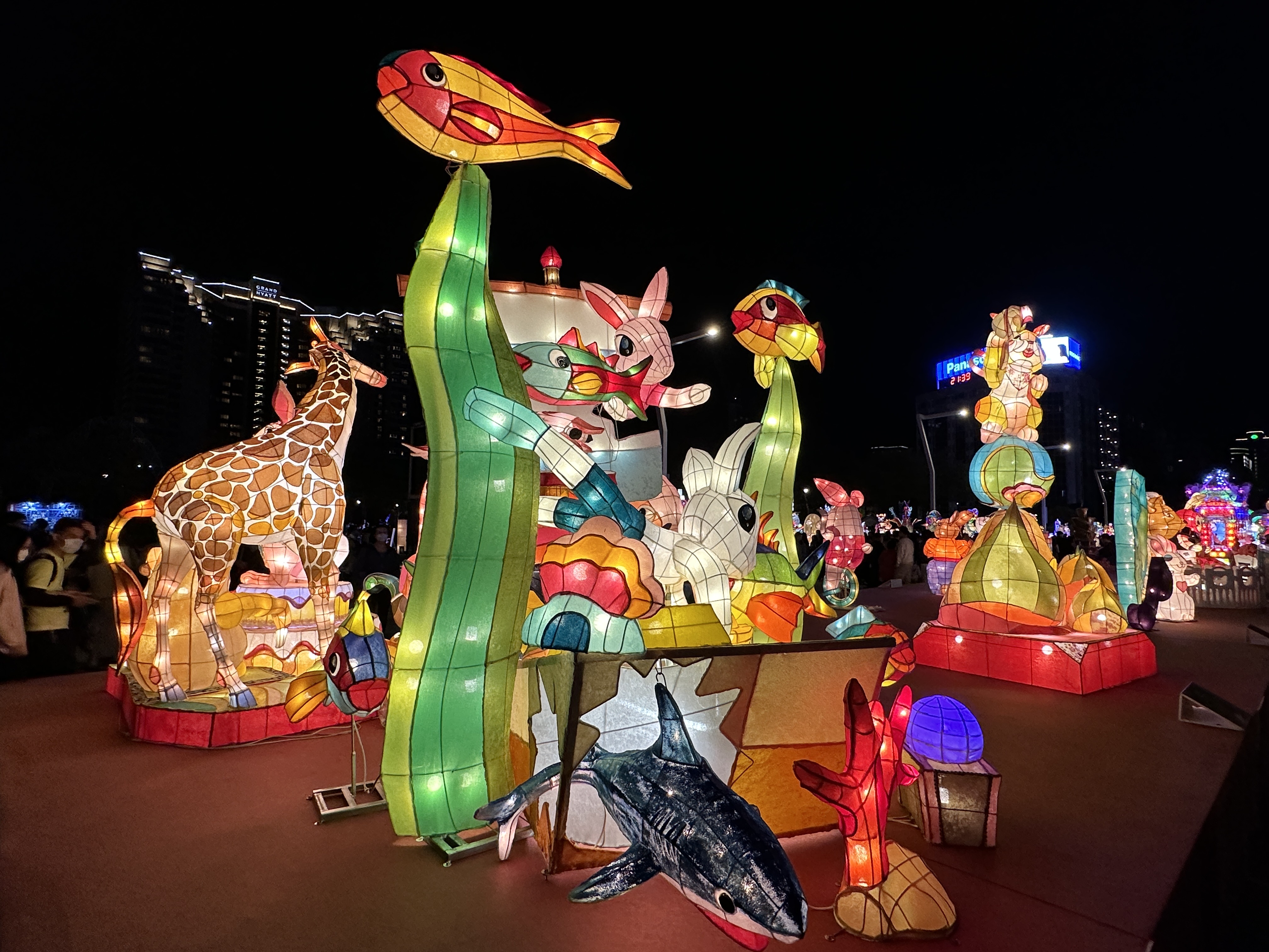 台灣燈會在台北市政府前登場，各式精彩主題花燈讓大人小孩一起同樂。