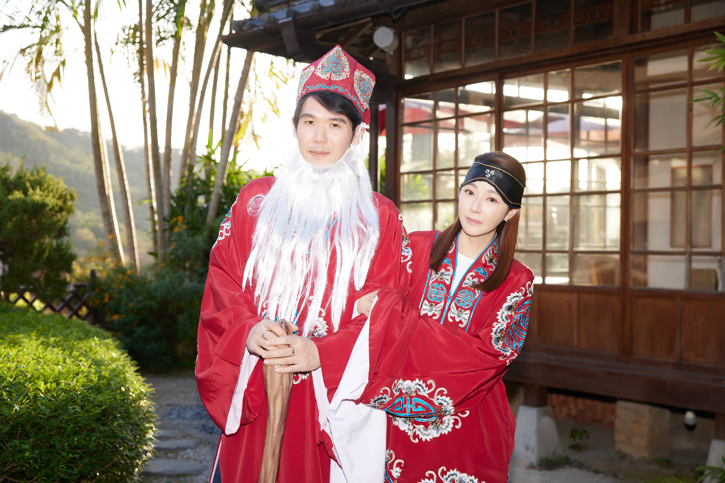 陳怡蓉（右）和CEO老公薛博仁以土地公、土地婆造型在春酒門口迎賓。（聖緹雅提供）