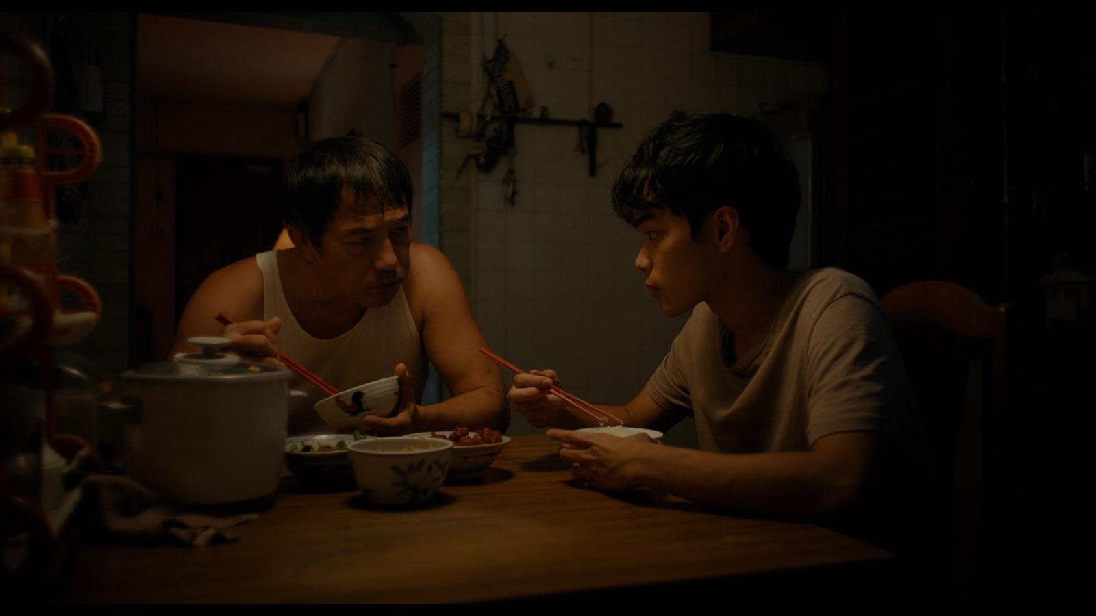 戴立忍與素人演員陳嘉良在《明天比昨天長久》飾演一對苦情父子。（文策院提供）