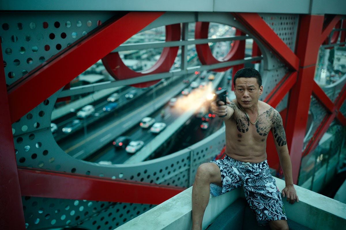 拍這場戲時天氣寒冷，李康生只穿了條內褲，槍又卡彈，拍了8次才拍完。（禾力文創提供）