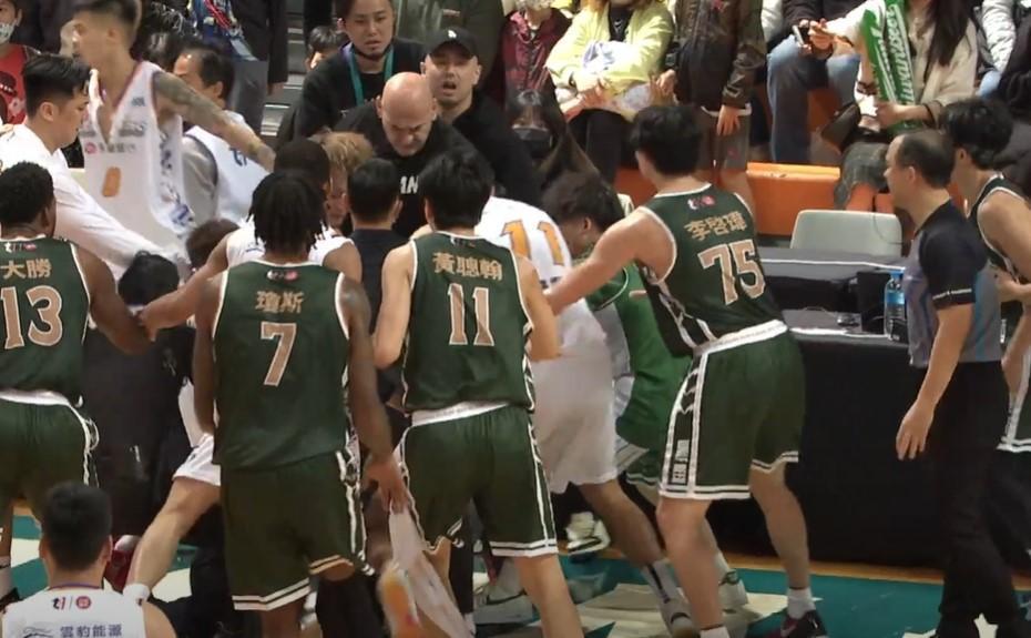 T1爆史上最嚴重衝突，兩隊12名球員遭奪權出場。（翻攝自T1 LEAGUE YT頻道）