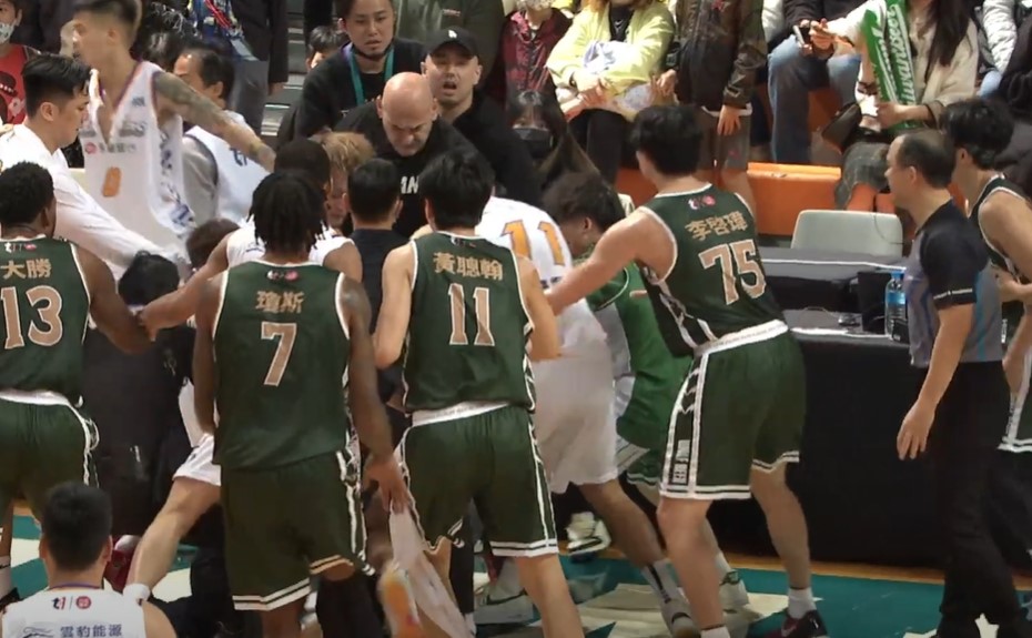 T1爆史上最嚴重衝突,兩隊12名球員遭奪權出場。(翻攝自T1 LEAGUE YT頻道)