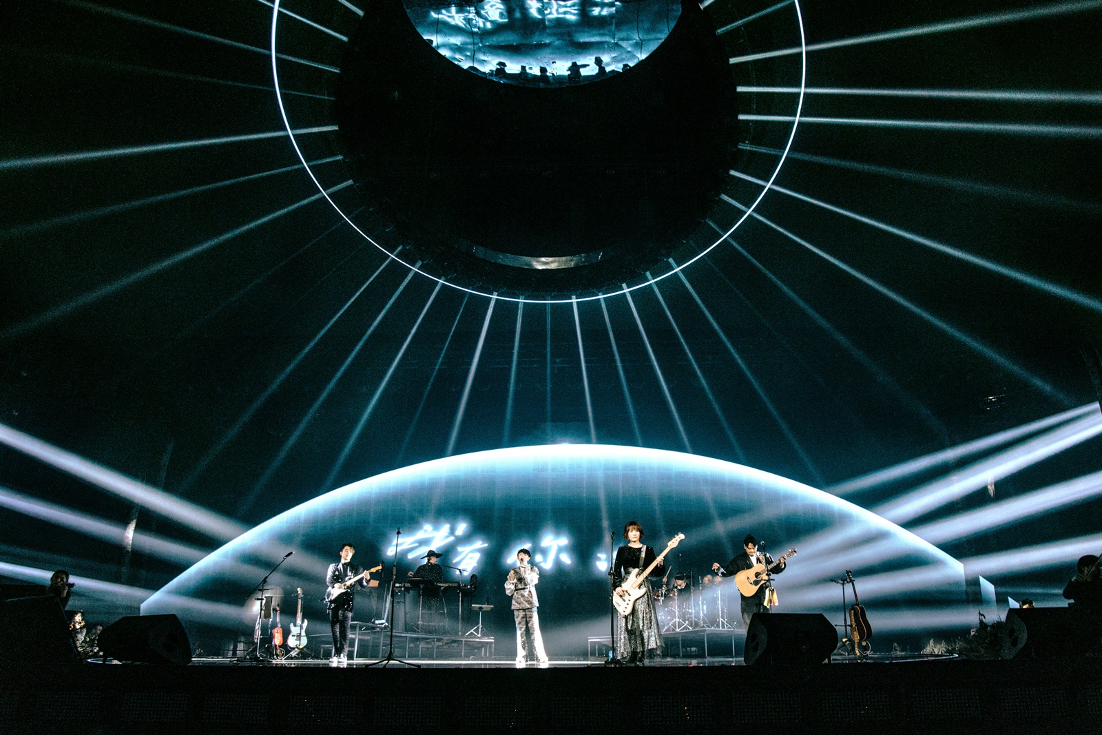 魚丁糸《池堂影夜》返場小巨蛋演唱會邁入第二場。（環球音樂提供）