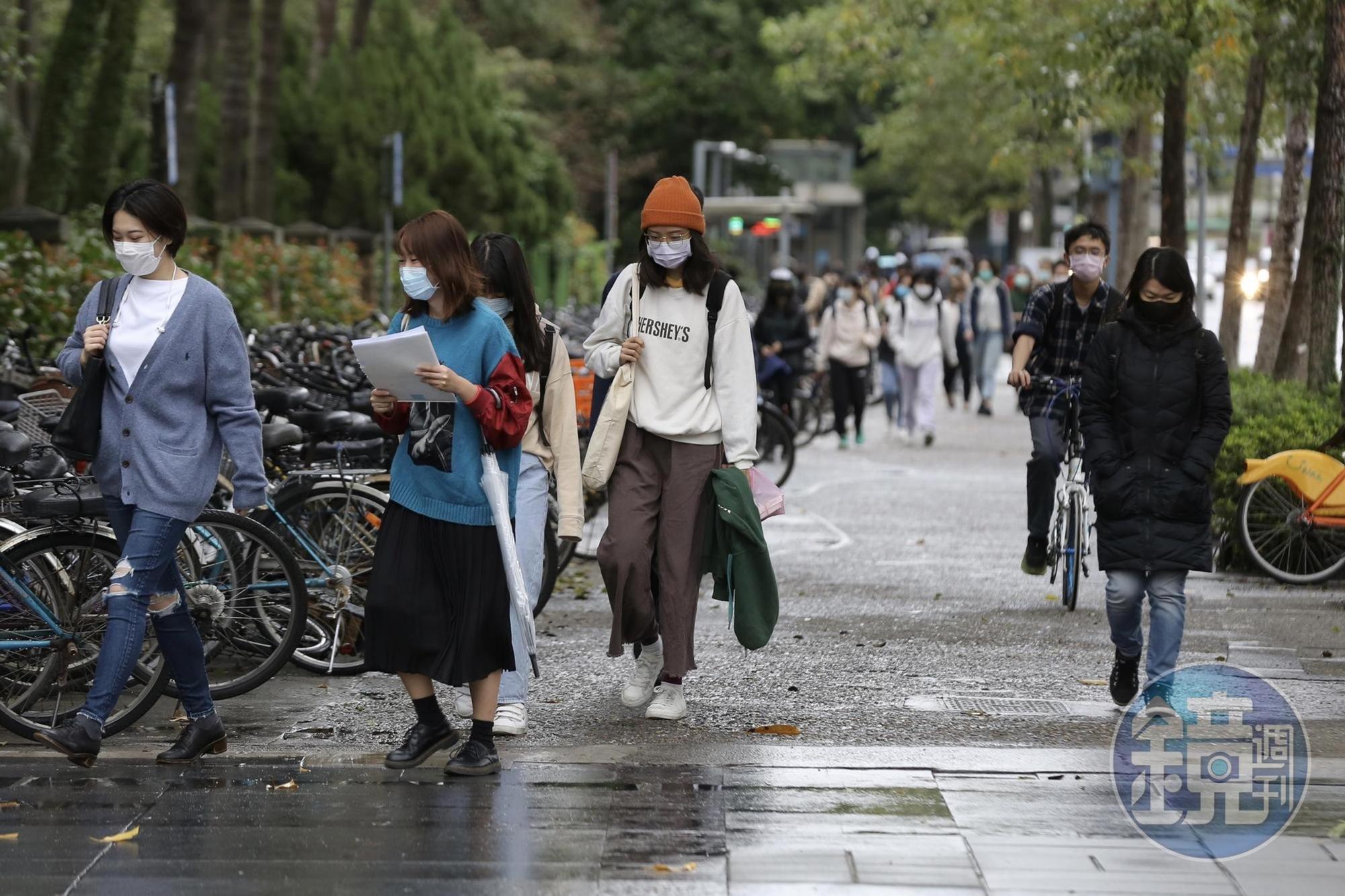 今日氣溫持續下降,大台北、東半部有局部短暫雨,另外台灣也受嚴重境外空氣汙染。