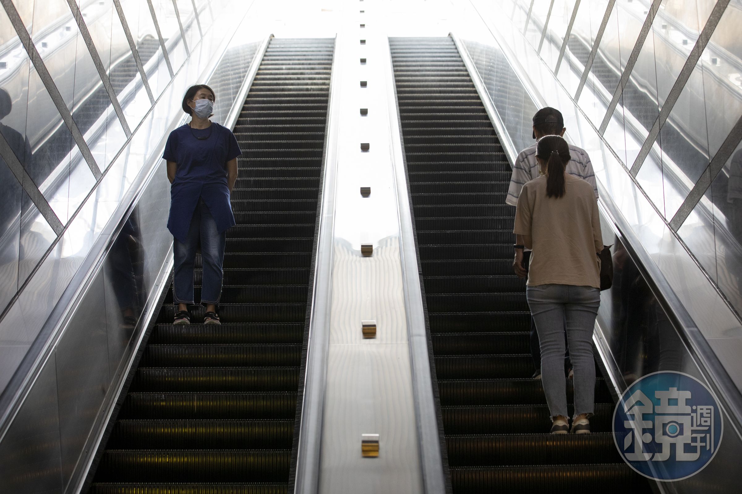 室內口罩令今起放寬,但在車站等8指定場所內仍需維持佩戴。(示意圖,本刊資料照)