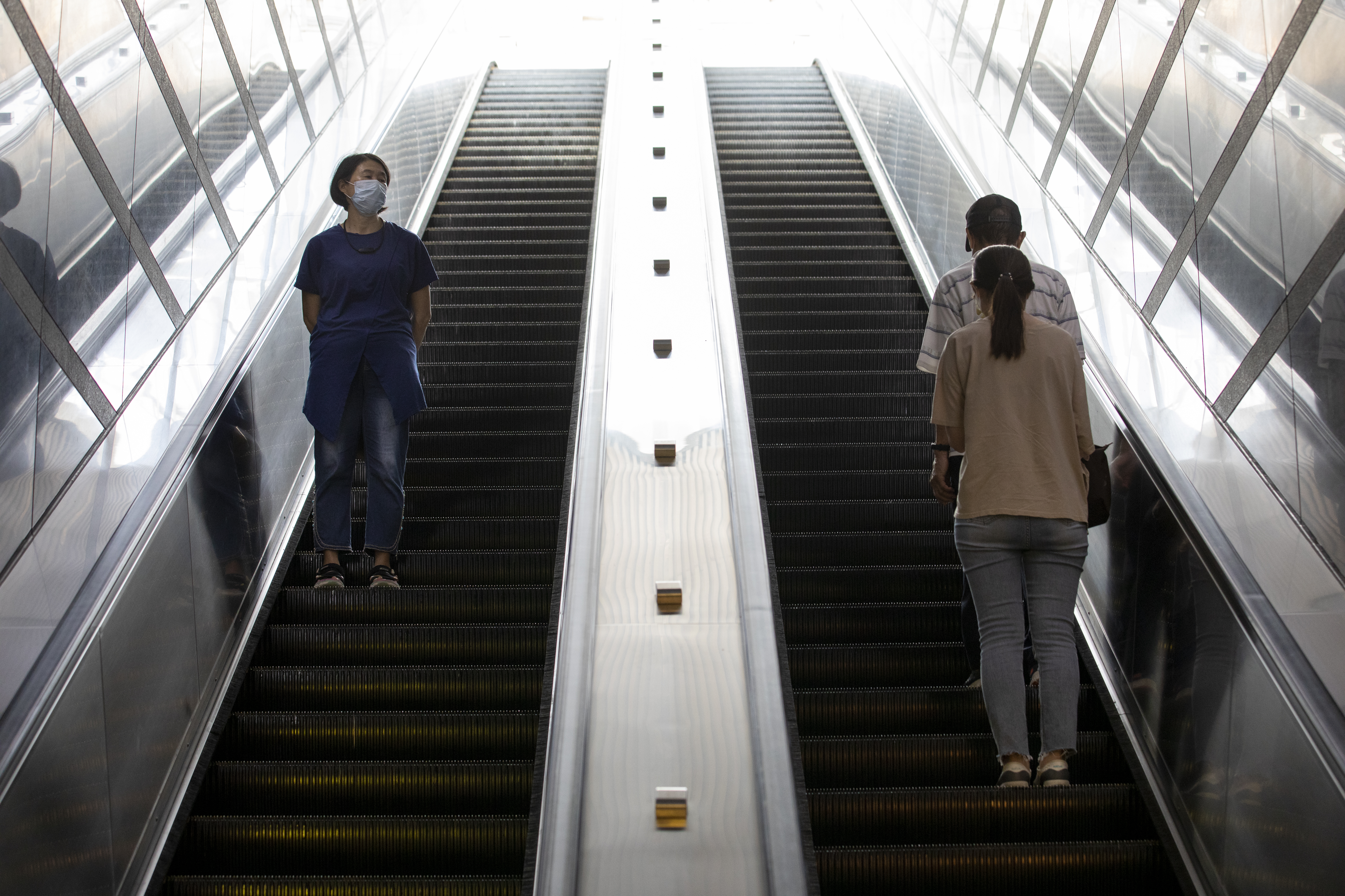 室內口罩令今起放寬，但在車站等8指定場所內仍需維持佩戴。（示意圖，本刊資料照）