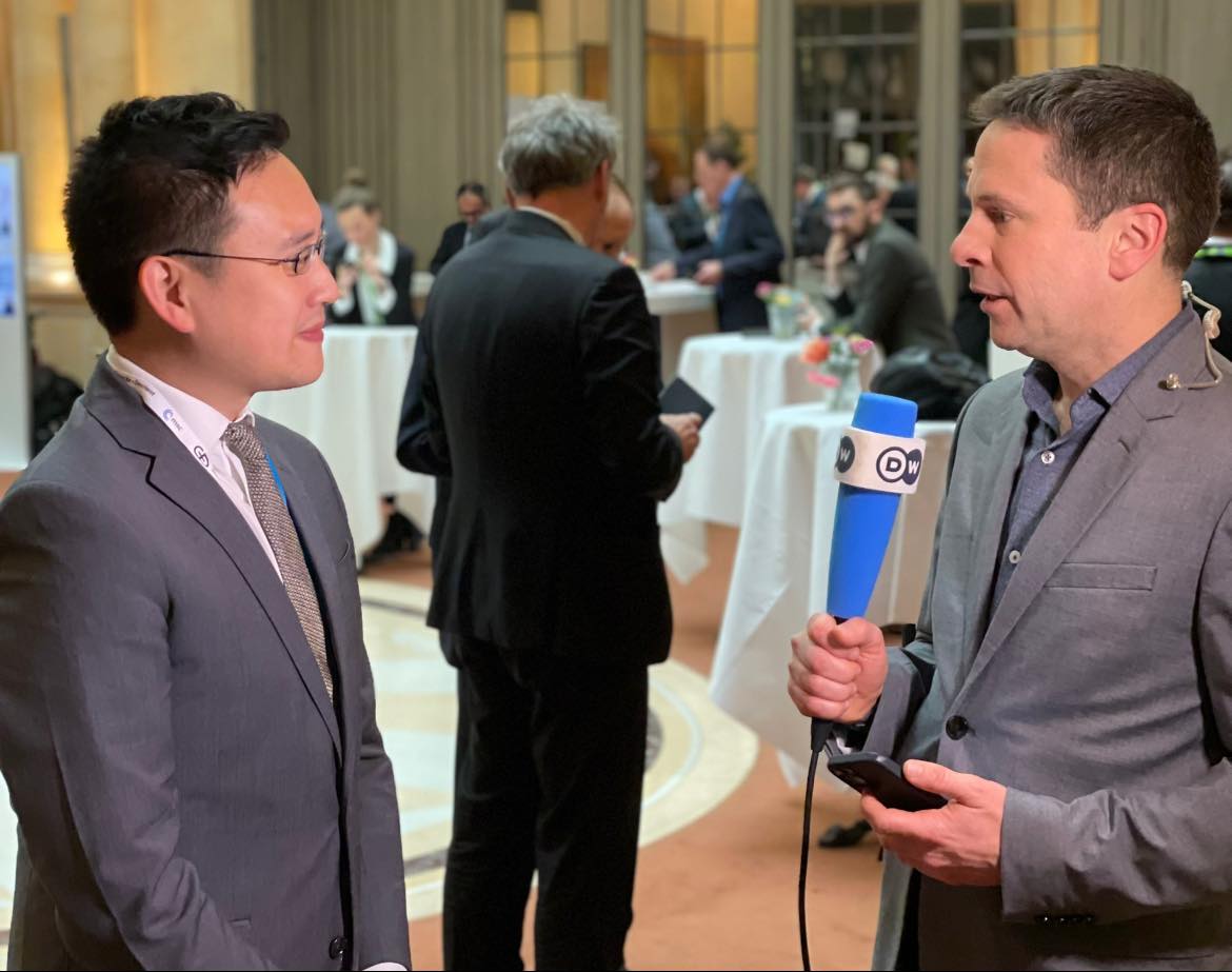 趙怡翔（左）日前出席德國慕尼黑安全會議，在場邊接受《德國之聲》專訪提及台灣安全問題。（翻攝自趙怡翔臉書）