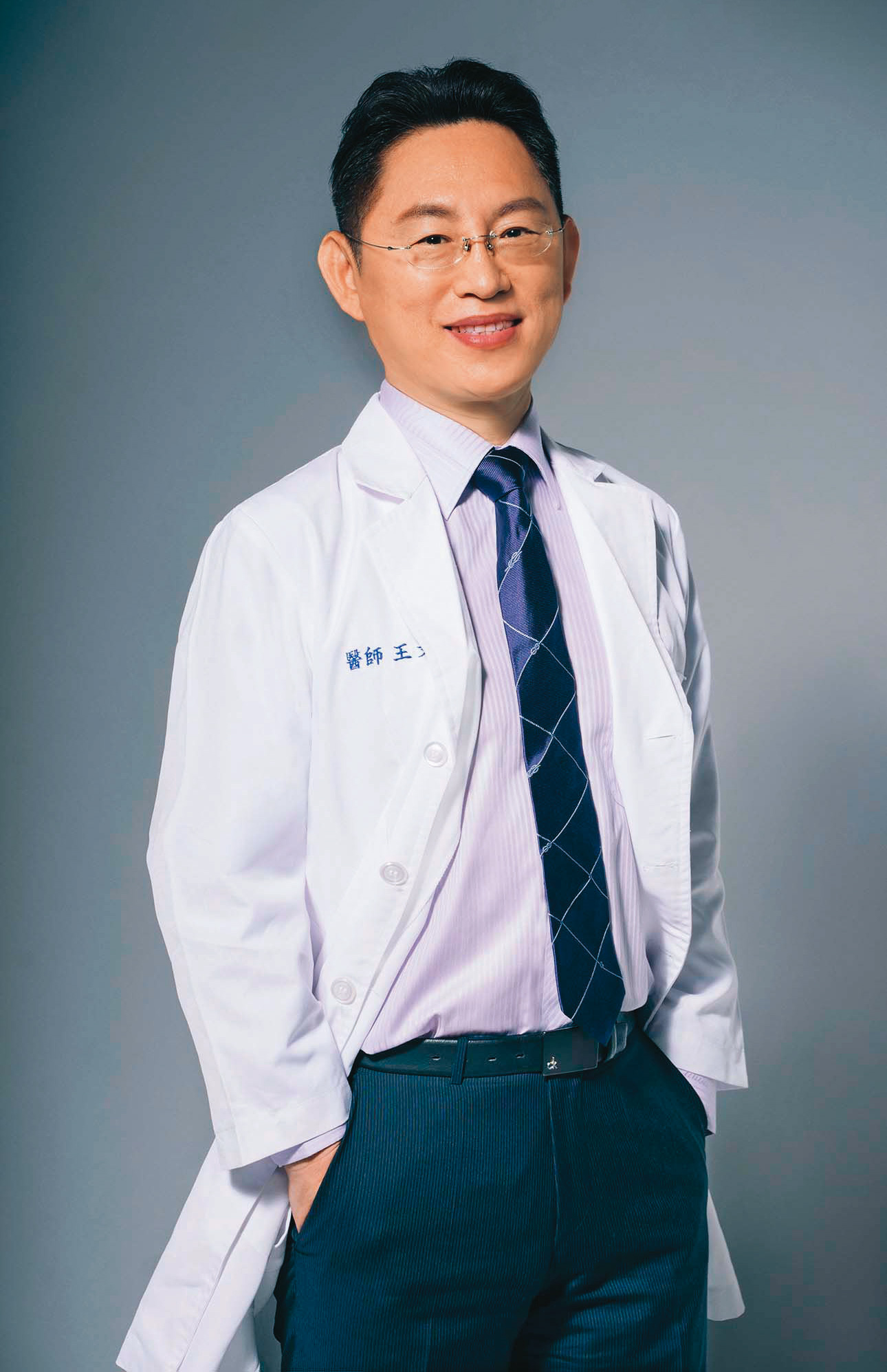 台南名醫王文哲（圖）外遇遭妻蕭嘉蓉提告後，反控妻與王建民外遇。（翻攝新笙聯合診所網站）