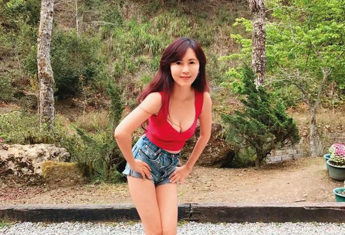 蕭嘉蓉親自擔綱拍攝醫美宣傳照,展現傲人的身材成果。(翻攝蕭嘉蓉臉書)