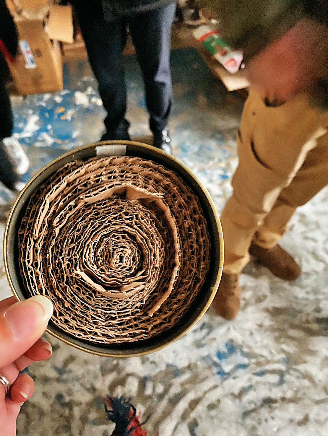 開戰後，惠美曾參與後勤製作汽油彈、土製蠟燭、偽裝網。圖為土製蠟蠋，空罐頭塞紙板倒入融化的蠟，點燃後能長久照明、煮飯，是很重要物資。（惠美提供）
