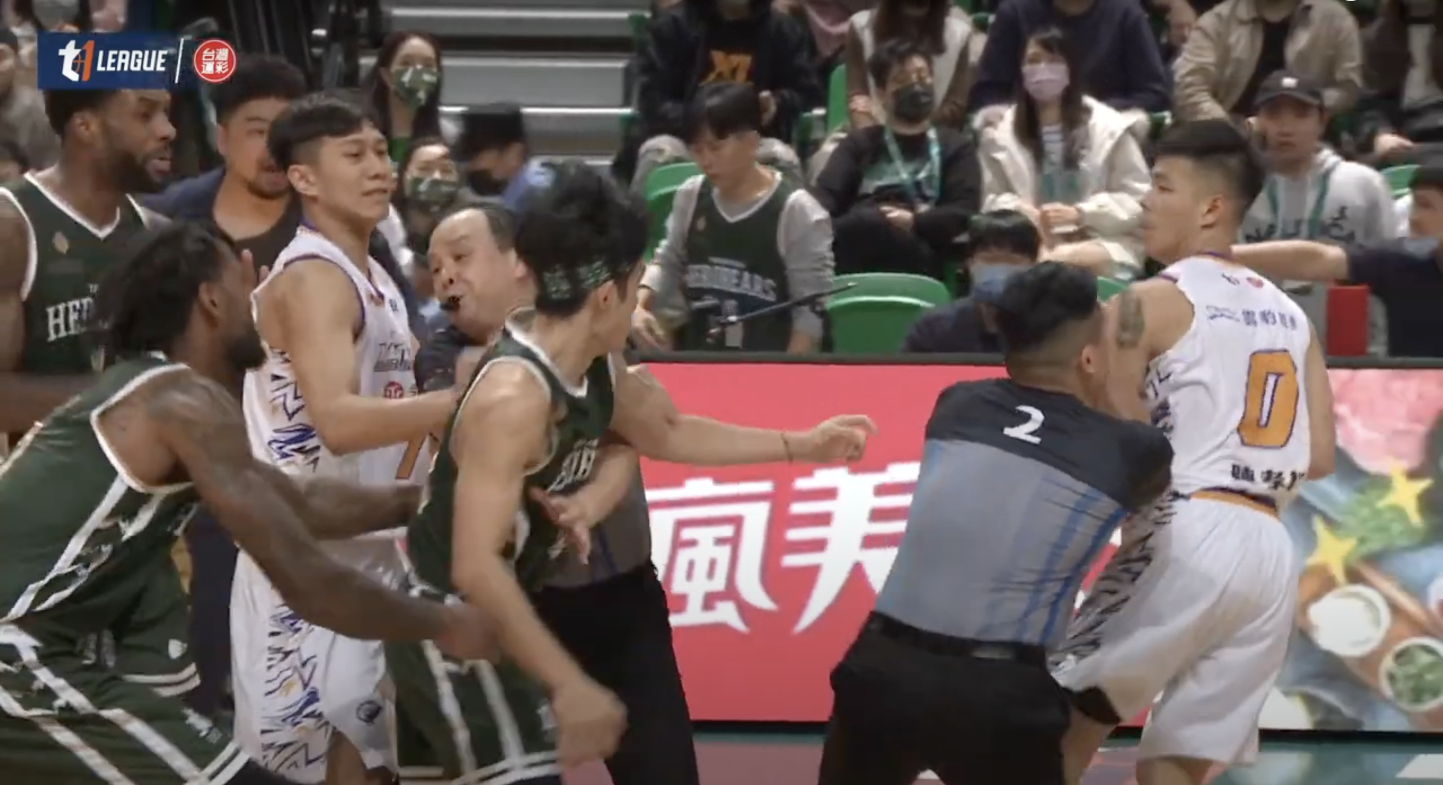 衝突發生第一時間2位裁判立刻上前將雙方隔開。(翻攝自T1 LEAGUE YT頻道)