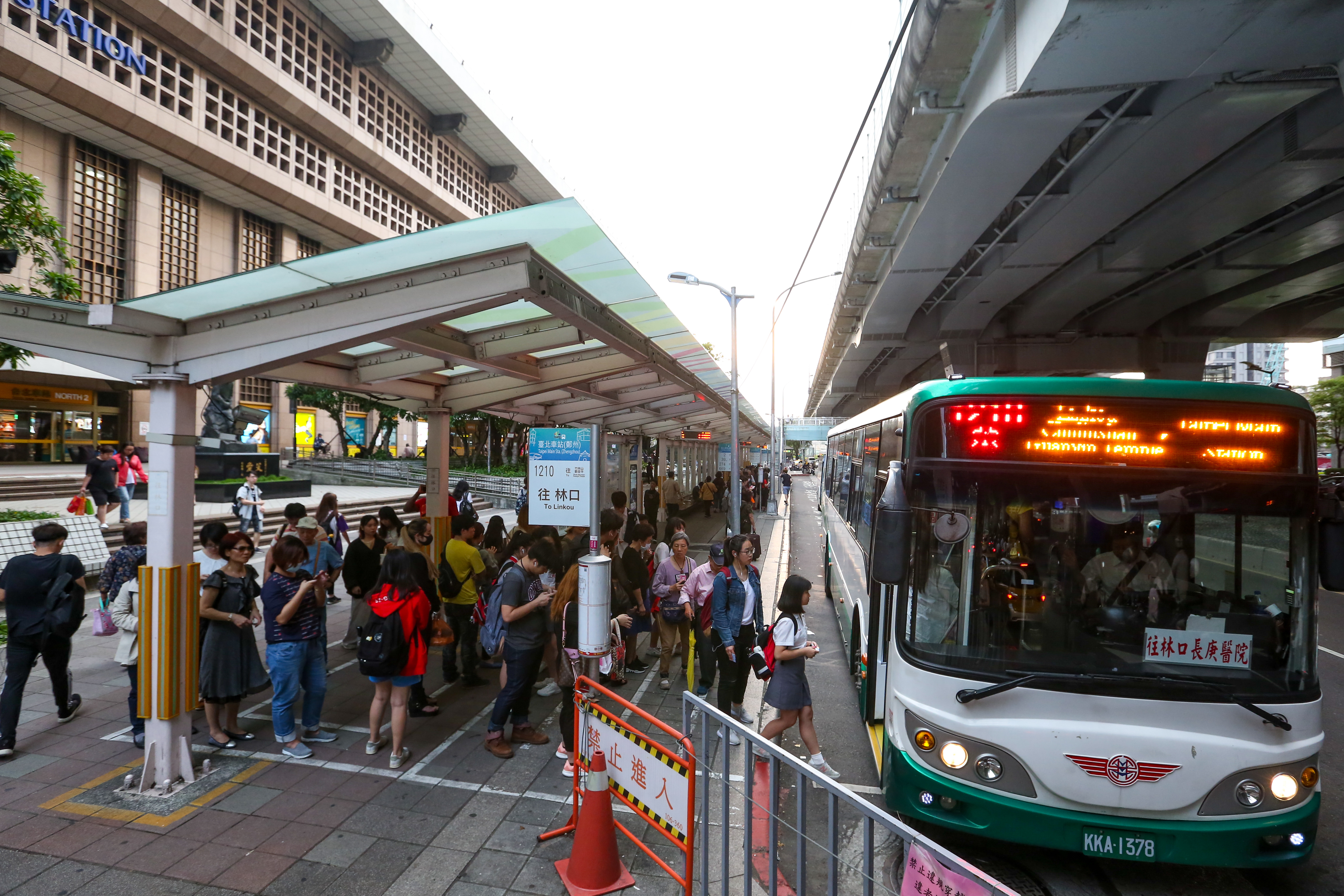 行政院預計拍板通過北北基桃、中彰投、南高屏交通月票方案。（本刊資料照）