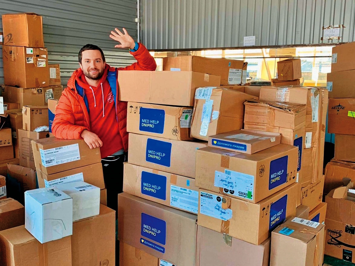 伊利亞與夥伴為救治傷兵集資，支援前線醫藥與醫療器材，台灣民眾也有捐助。（伊利亞提供）