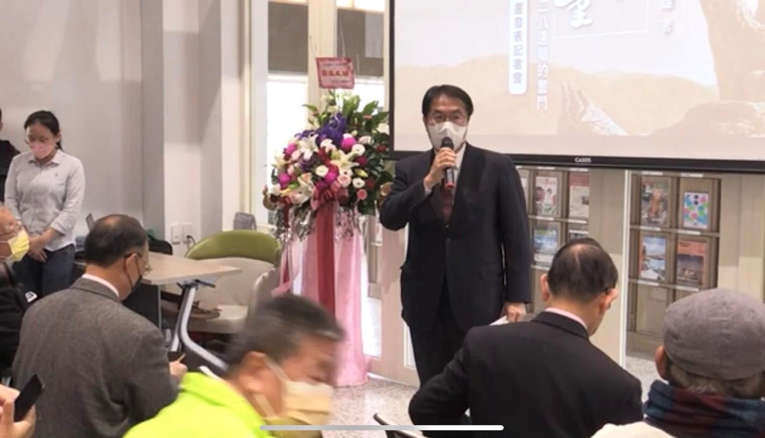 台南市長黃偉哲參加228事件受難者王育霖後代王克雄的新書發表會時遭嗆聲。(翻攝自黃昭凱臉書)