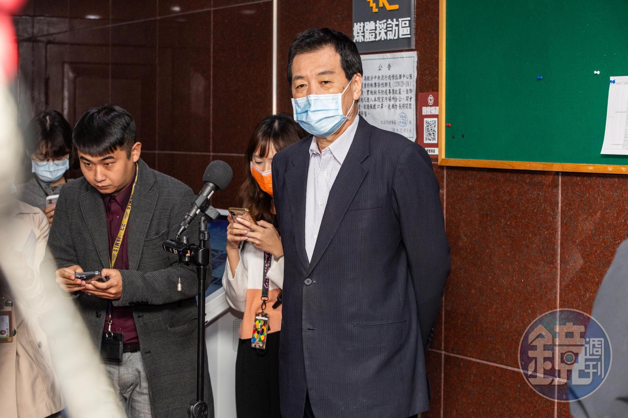 費鴻泰今出席立法院時，被媒體追問民調落後徐巧芯逾10%的狀況，他拒絕回答一連串問題。（本刊資料照）