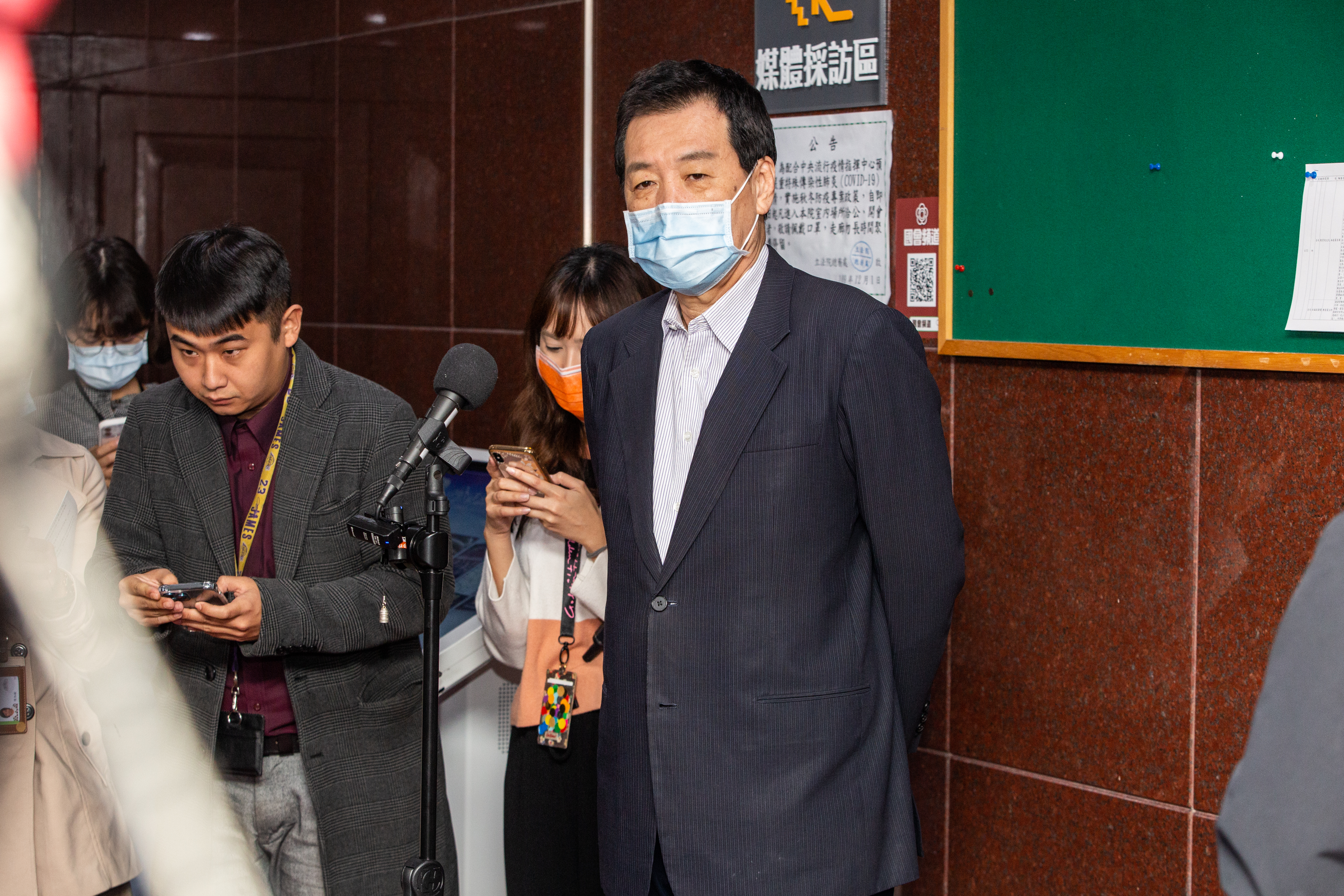 費鴻泰今出席立法院時，被媒體追問民調落後徐巧芯逾10%的狀況，他拒絕回答一連串問題。（本刊資料照）