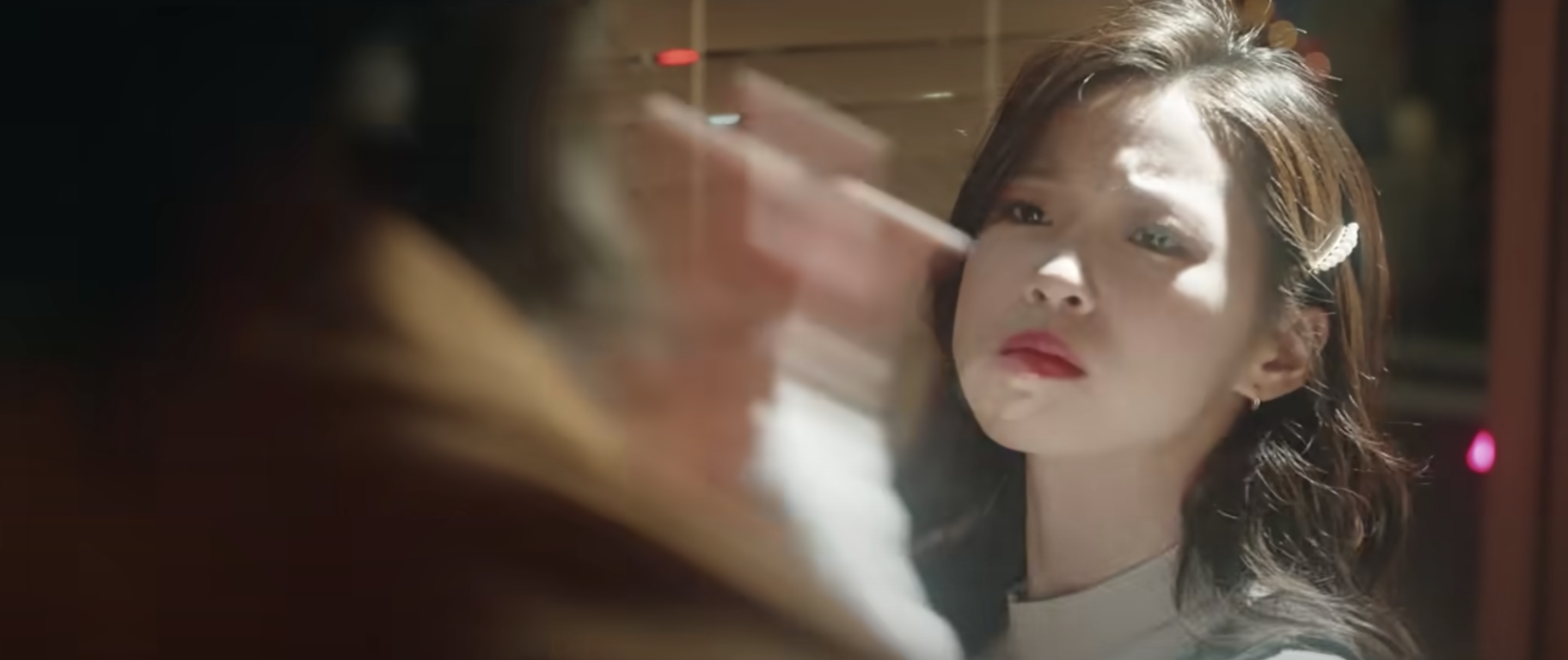 陳紫渝首度參演MV就當街賞人巴掌。（翻攝自硬搞娛樂 INGO Entertainment YouTube）