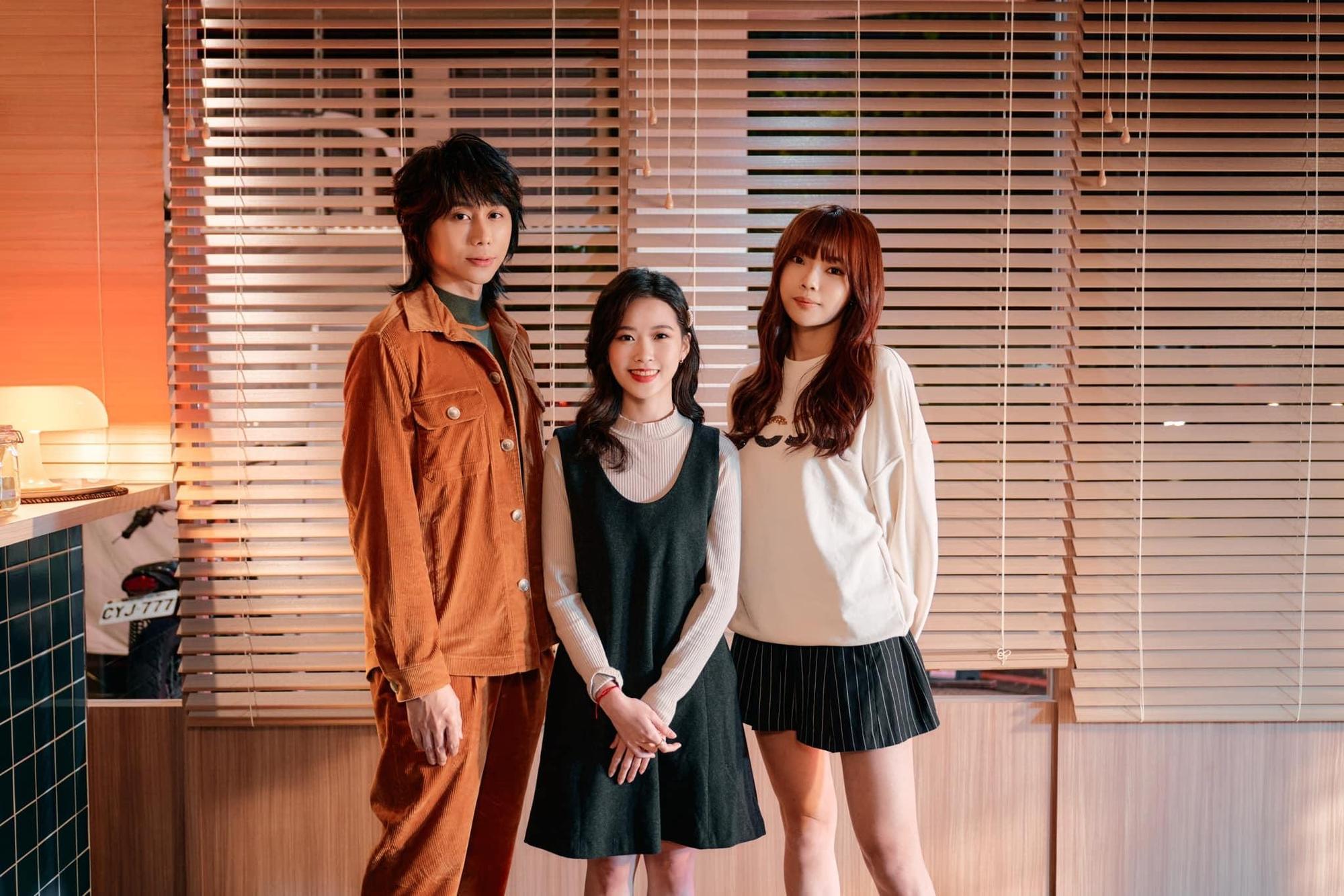 陳紫渝(中)參與歌手施語庭(右)的MV演出,宣傳永福里。左為樂團八三夭貝斯手霸天。(翻攝自陳紫渝臉書)