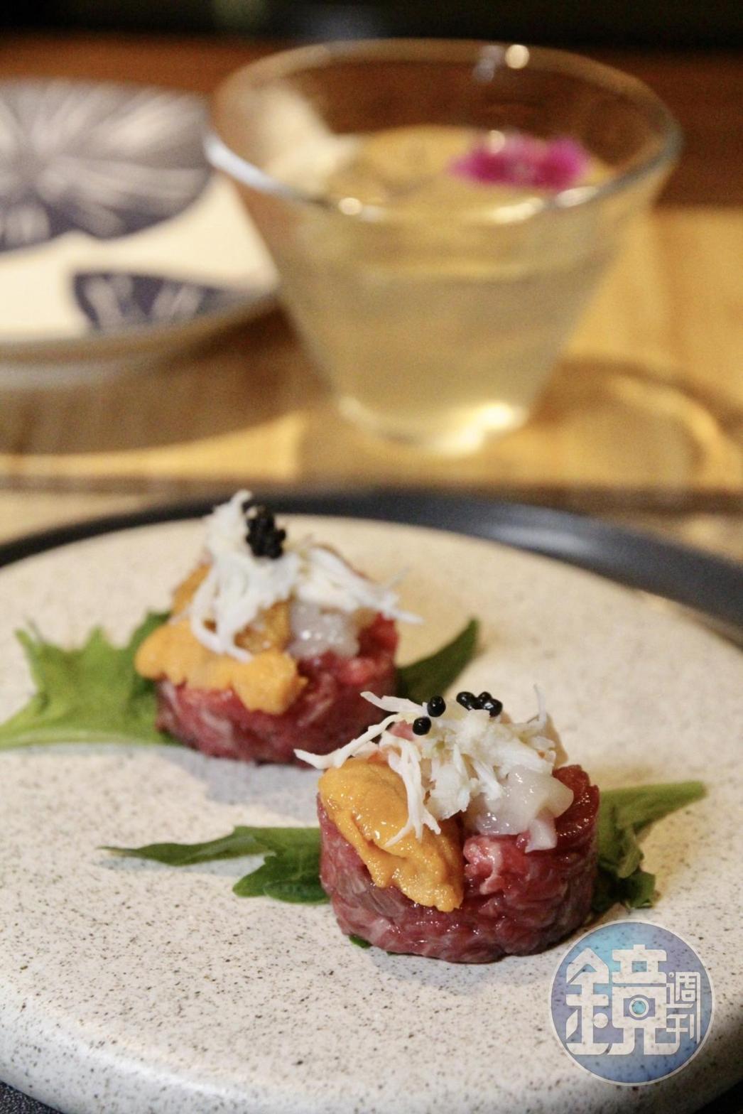 第2道開胃前菜「海膽生牛肉」，選用行家必點的「日本黃瓜條」部位，結合綿密鮮甜的北海道馬糞海膽。