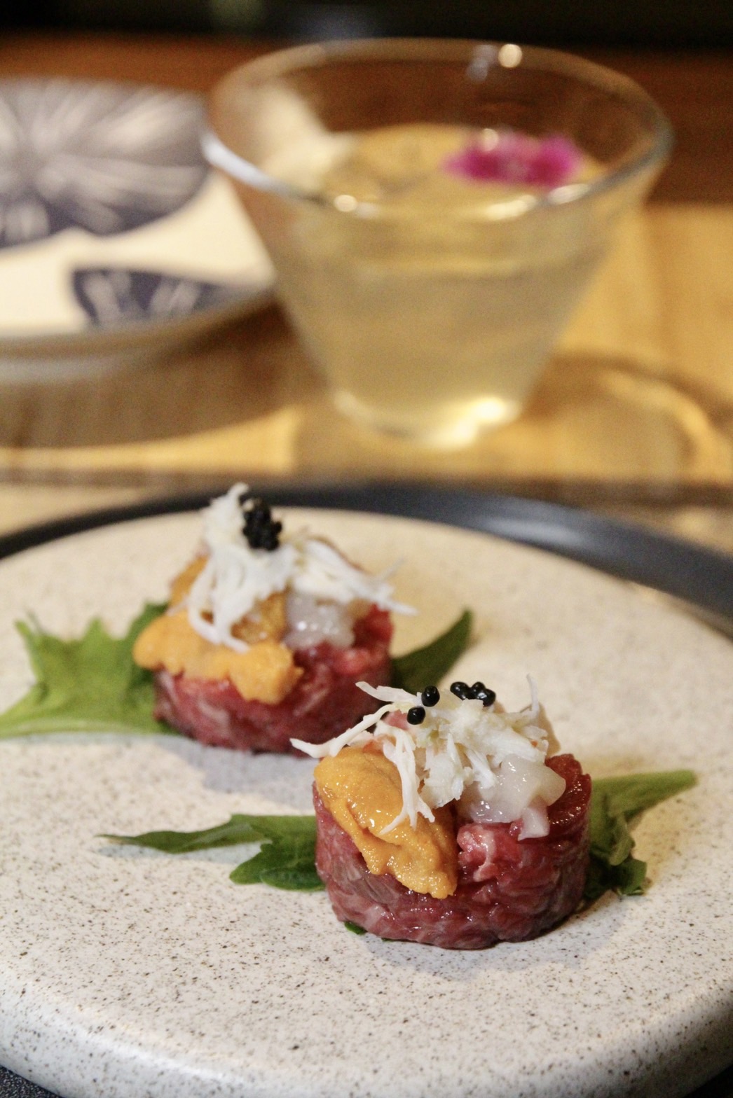 第2道開胃前菜「海膽生牛肉」，選用行家必點的「日本黃瓜條」部位，結合綿密鮮甜的北海道馬糞海膽。
