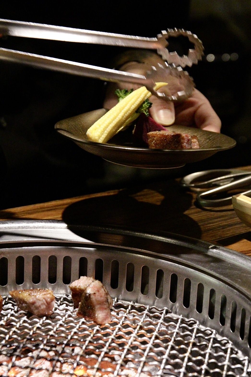 品嘗饗宴免動手！「上吉燒肉」的職人們會親自為客人們烤出肉品最完美的熟度。