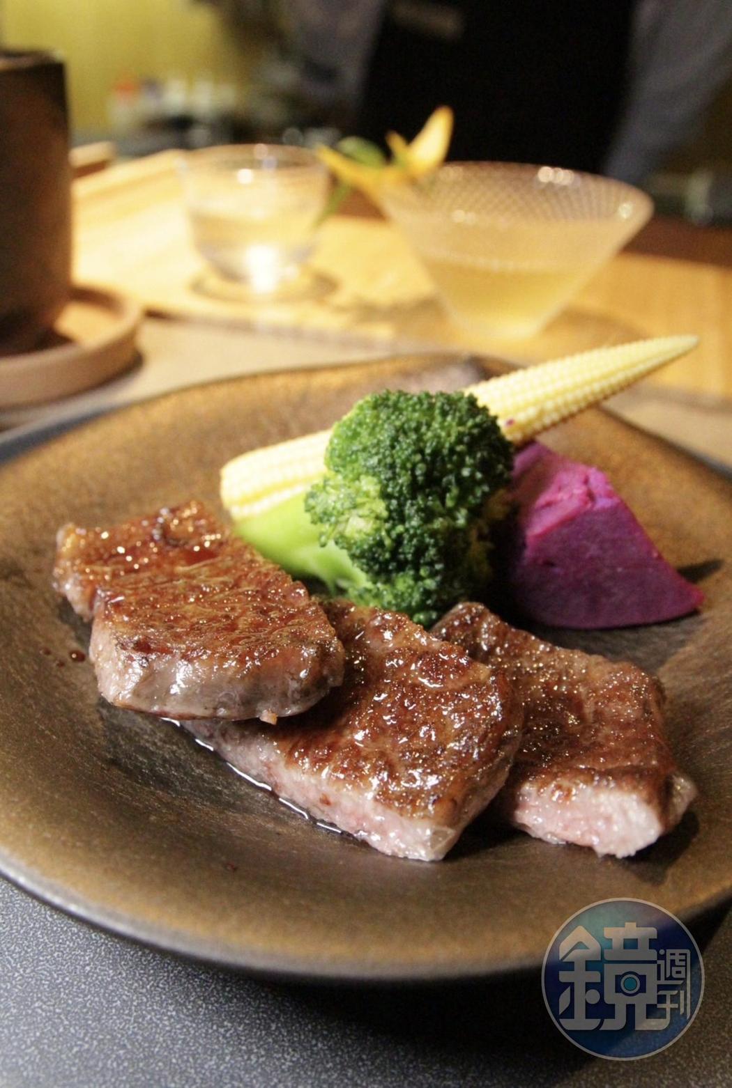 「香烤沙朗佐紅酒醬」將具有豐富肉感特性的沙朗牛雙面直火燒烤鎖住肉汁，搭配自製酸甜紅酒醬提升油脂香氣。