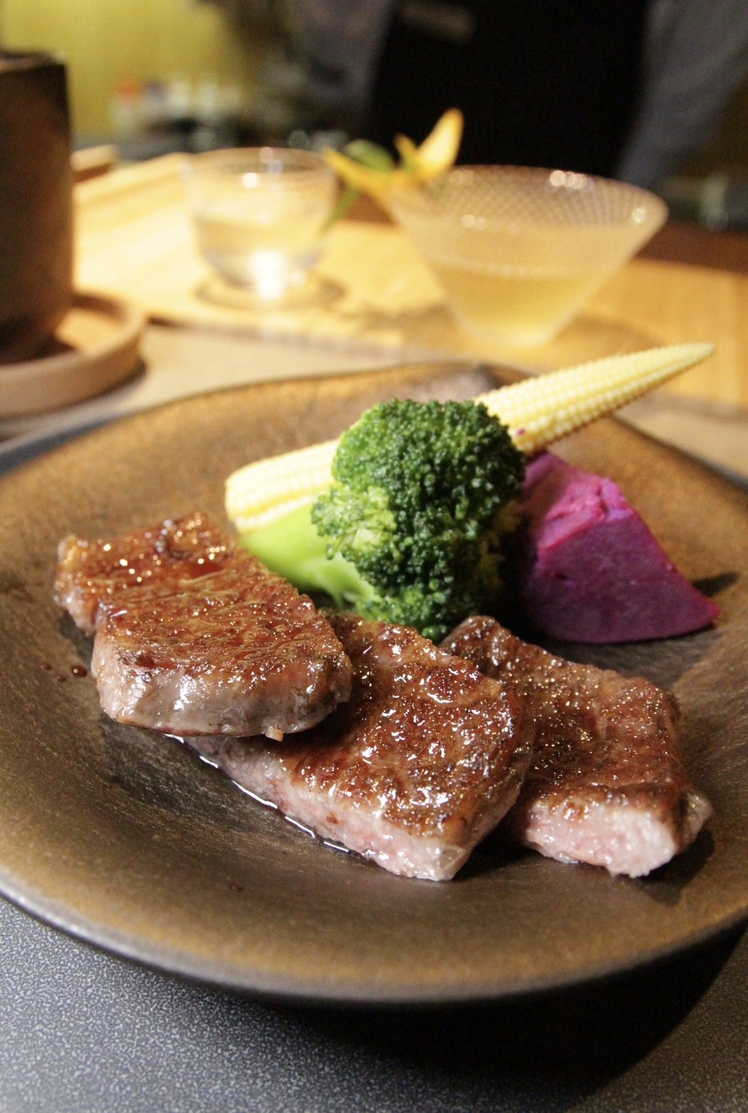 「香烤沙朗佐紅酒醬」將具有豐富肉感特性的沙朗牛雙面直火燒烤鎖住肉汁，搭配自製酸甜紅酒醬提升油脂香氣。