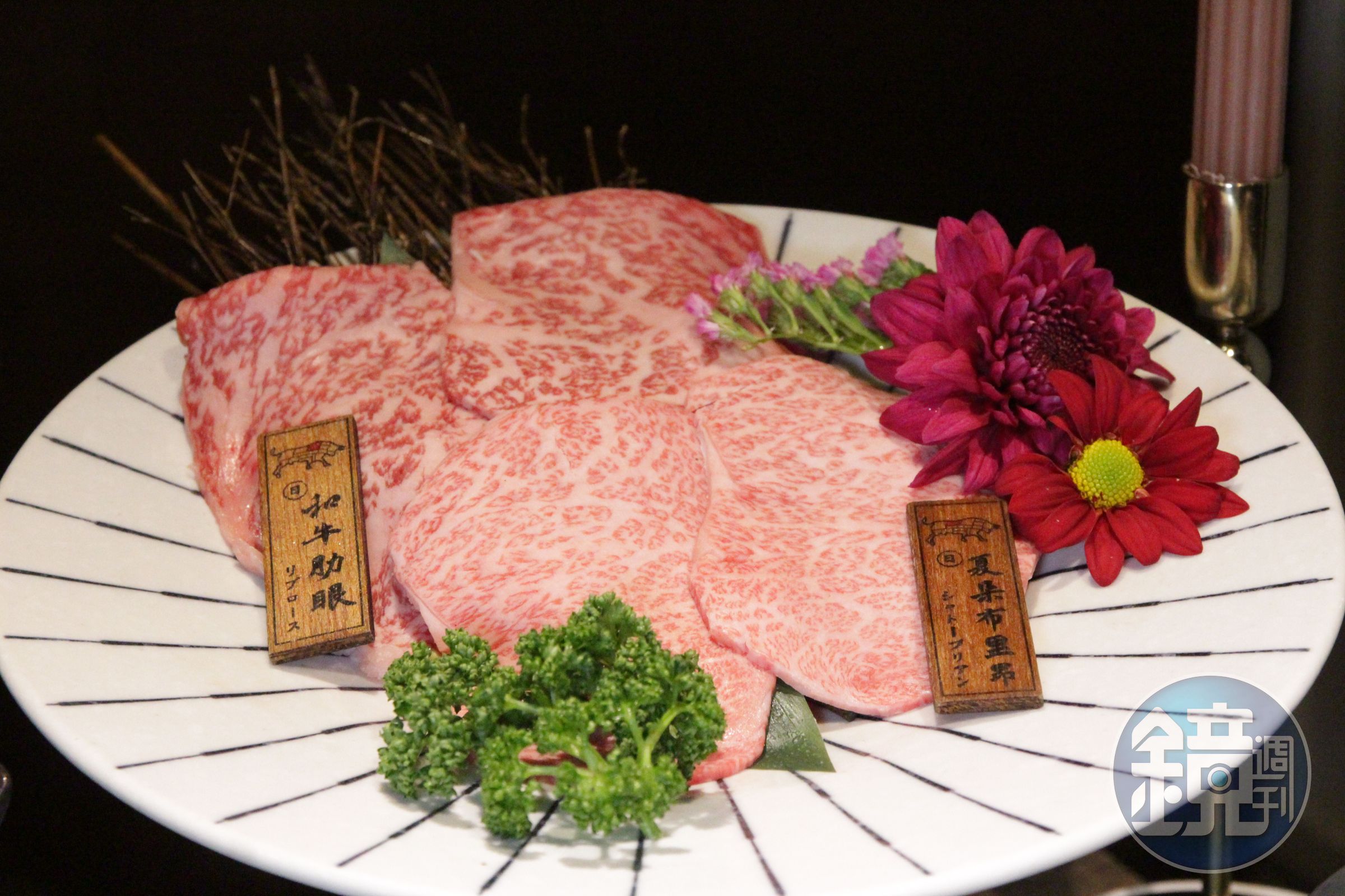 這道「夏朵布里昂涮肉燒」和牛收入了海鮮湯汁，再拌進蛋汁與醬料，根本是壽喜燒絕品！ 