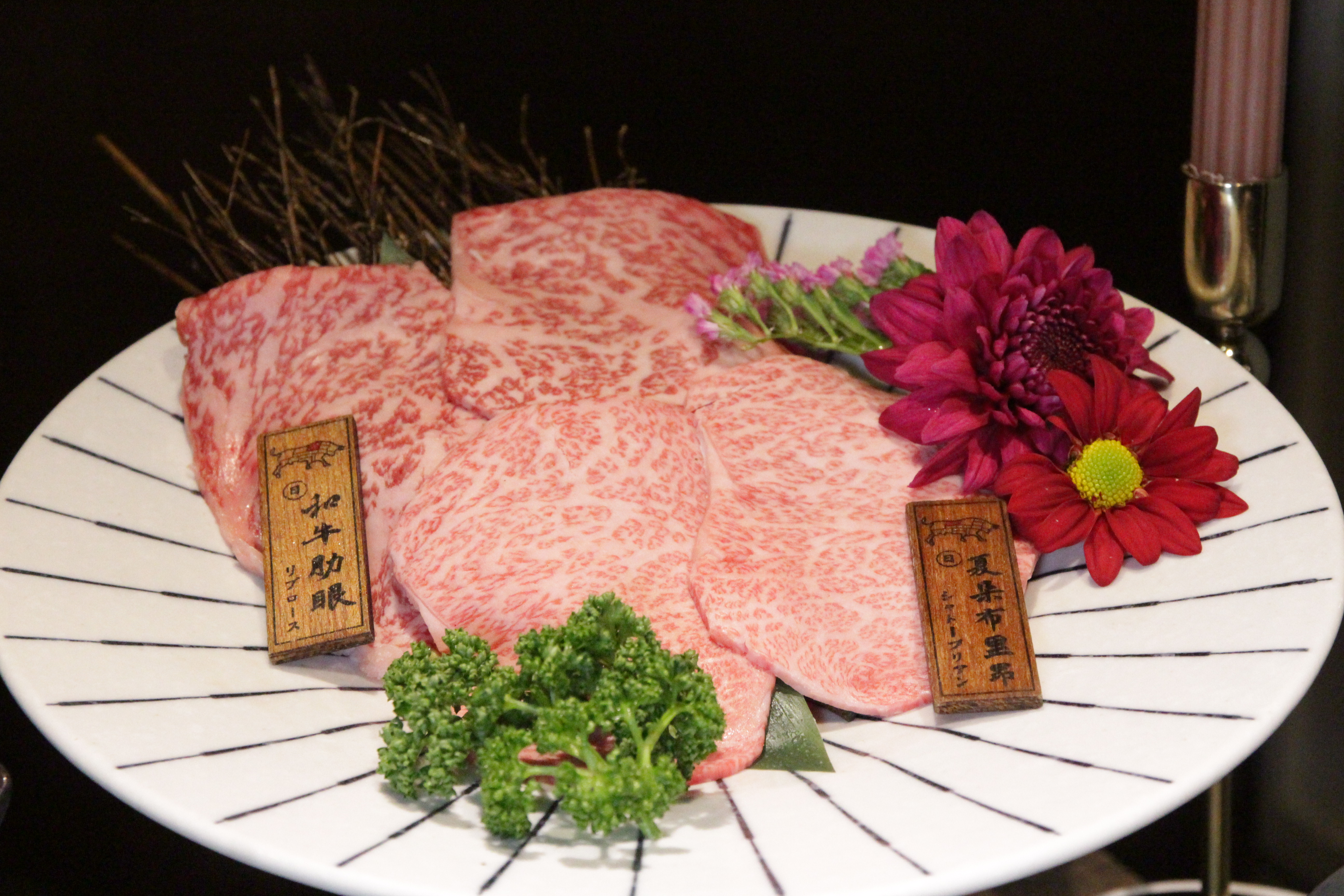 這道「夏朵布里昂涮肉燒」和牛收入了海鮮湯汁，再拌進蛋汁與醬料，根本是壽喜燒絕品！ 