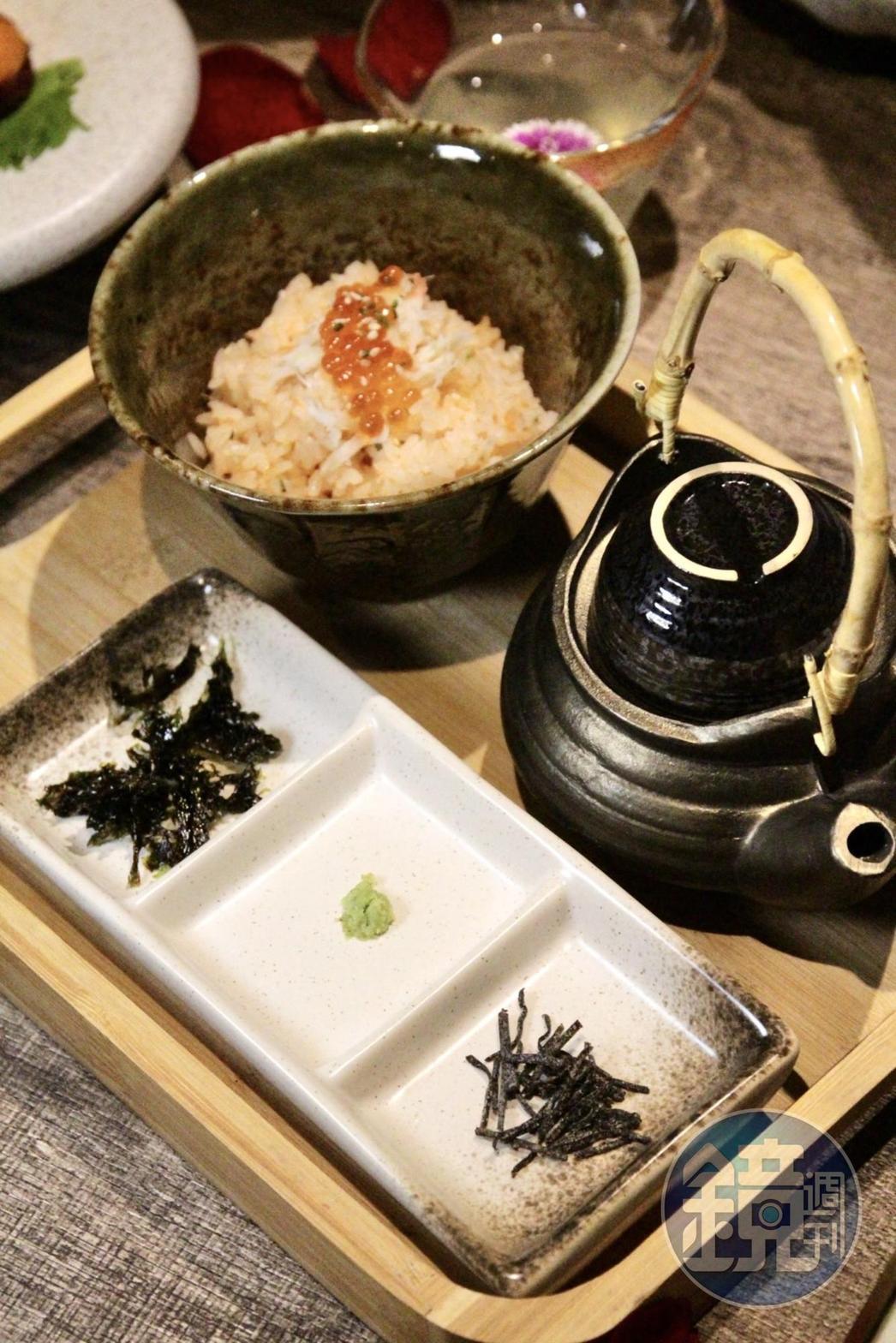 「日式傳統茶泡飯」將已淋上壽司醋的白飯，拌入煎好的鮭魚碎末、紫蘇葉、自製白芝麻日式醬油調味，最後再放上雪場蟹肉、鮭魚子、蔥花。