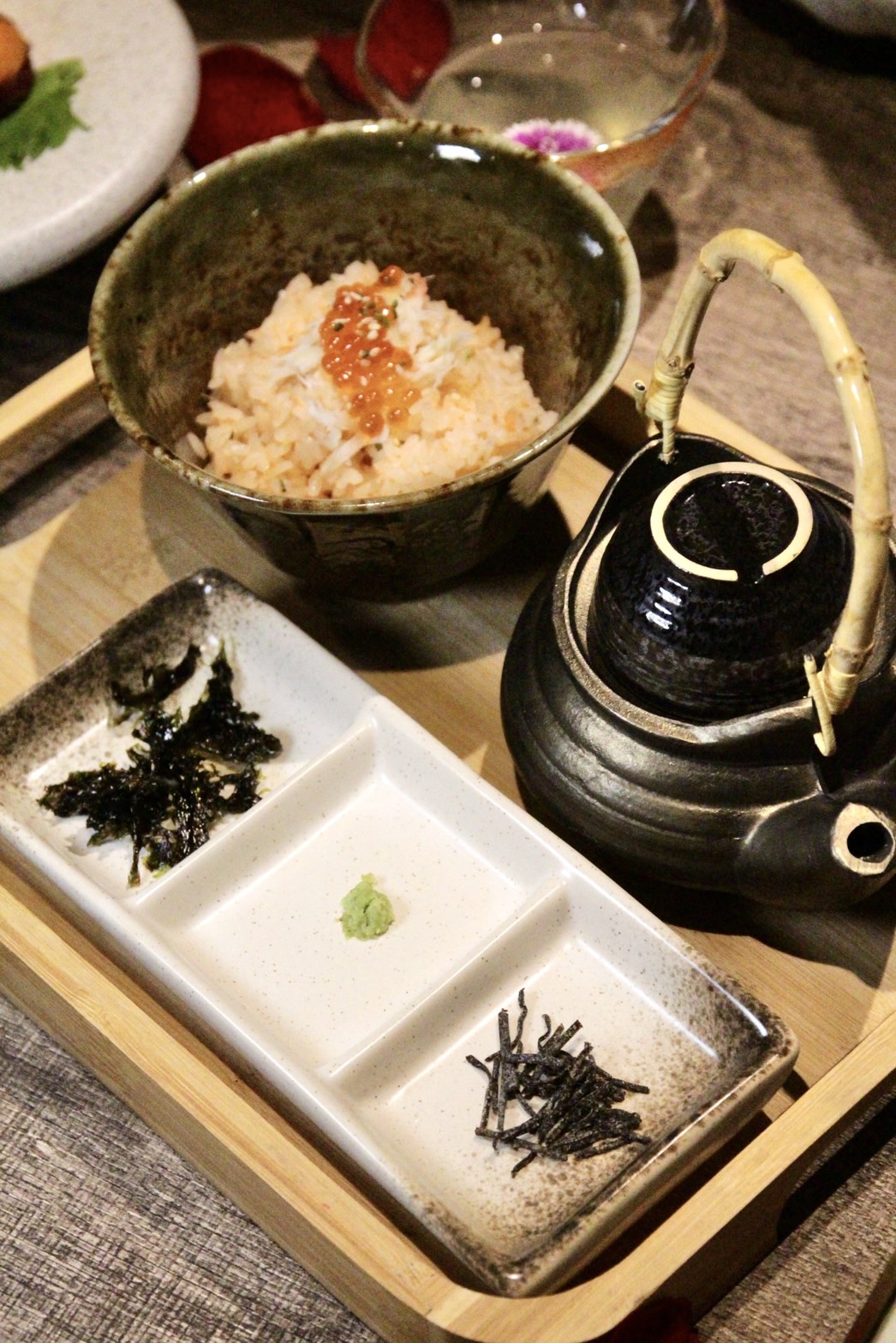 「日式傳統茶泡飯」將已淋上壽司醋的白飯，拌入煎好的鮭魚碎末、紫蘇葉、自製白芝麻日式醬油調味，最後再放上雪場蟹肉、鮭魚子、蔥花。