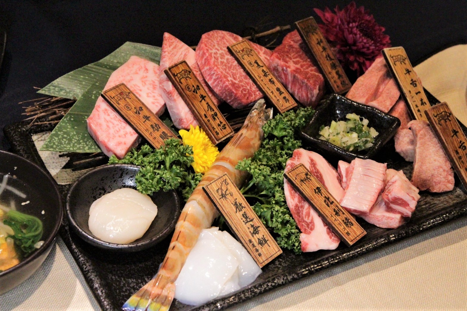 「上吉燒肉」加開的「限量午宴服務」，套餐價880元起即可享有各式肉類精選部位。