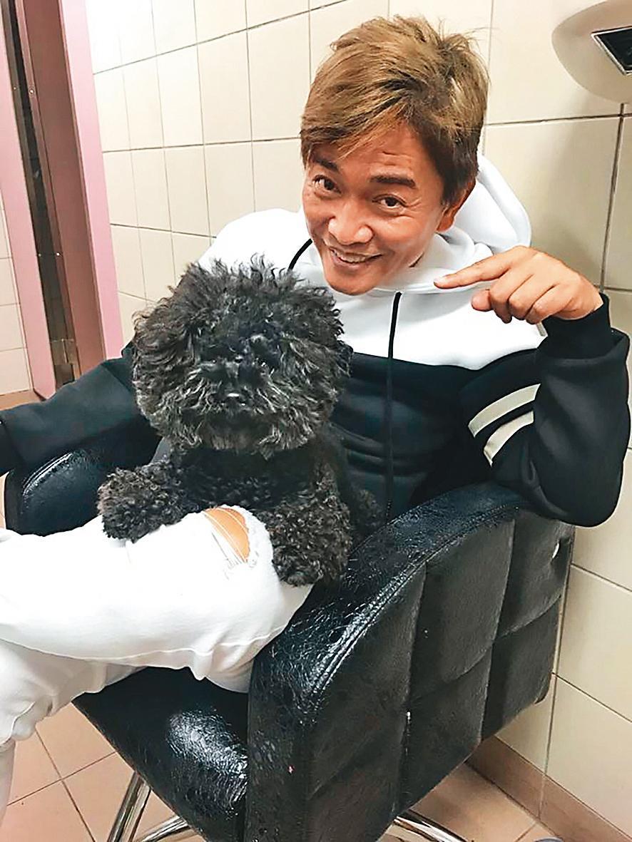 吳宗憲主持時，都會帶著貴賓犬在休息室。（翻攝自吳宗憲臉書）