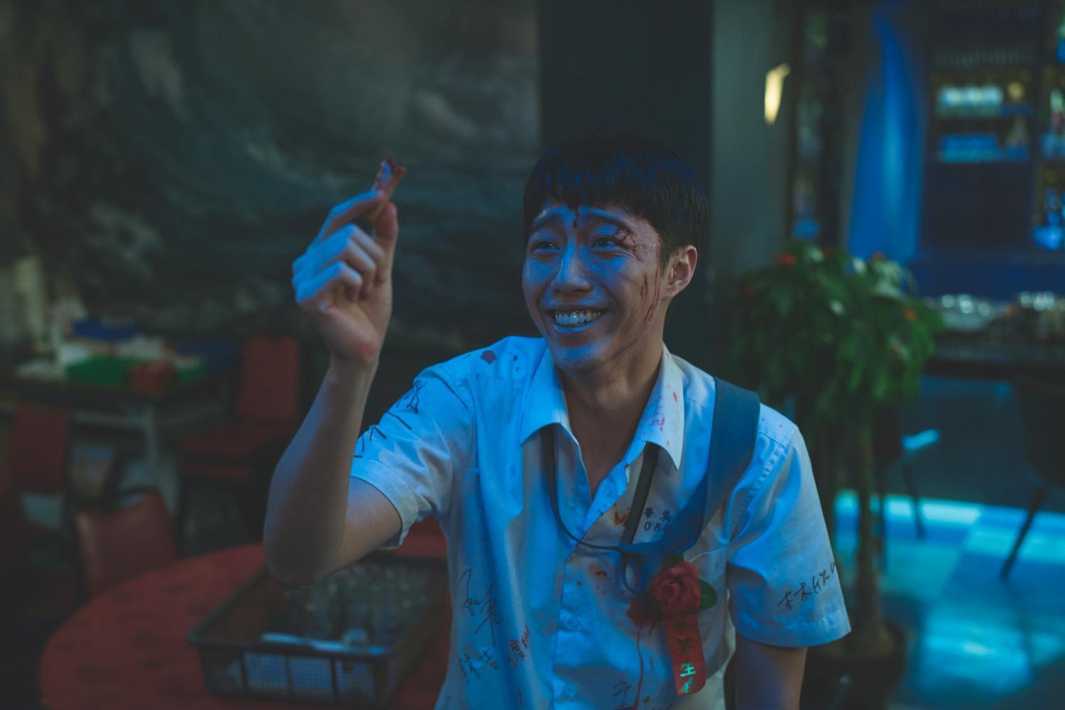 蔡凡熙手拿斷指,在10秒內切換3種不同表情,從好學生逐漸黑化。(禾豐九路提供)