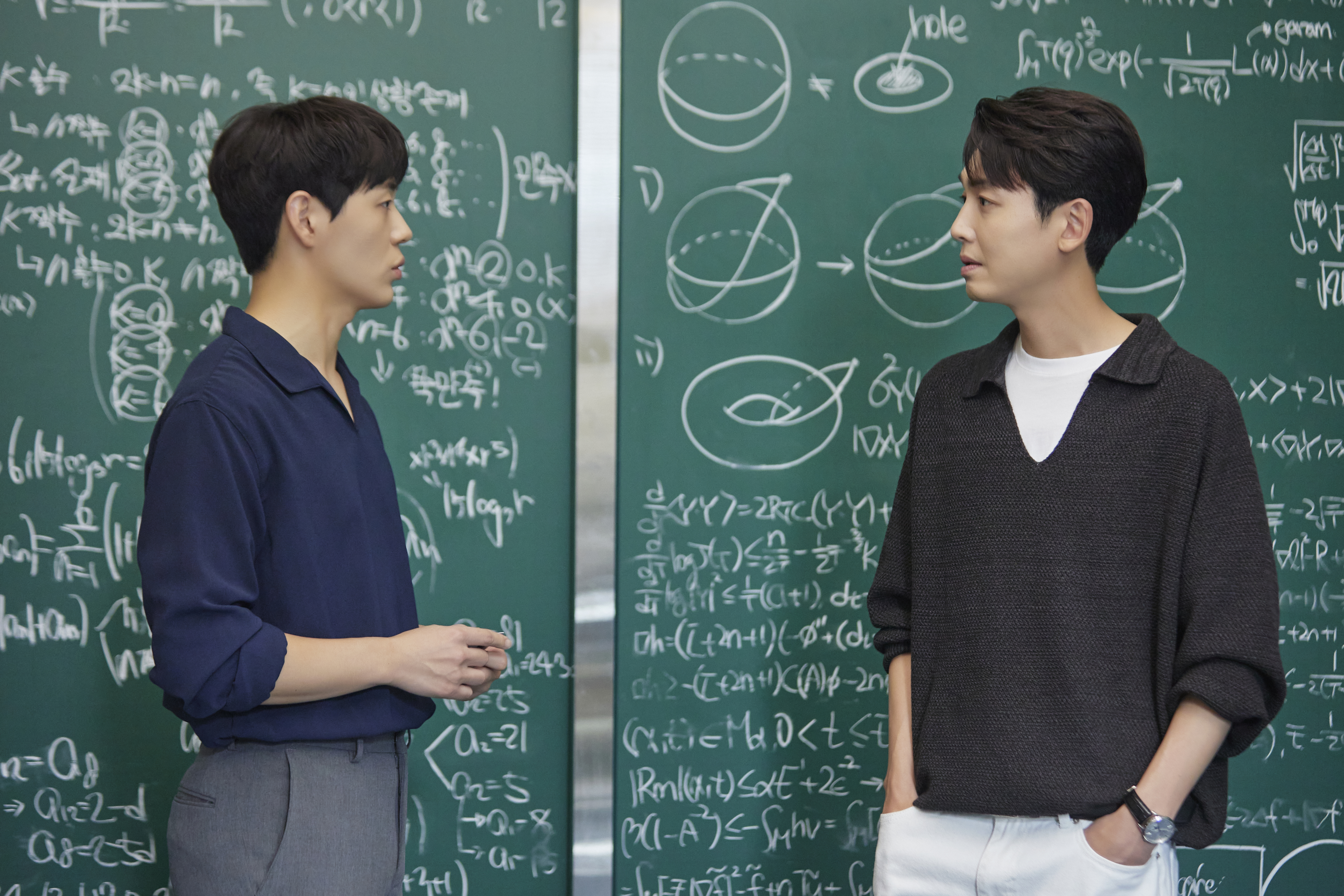 辛載夏（左）在韓劇《浪漫速成班》飾演補教名師鄭敬淏的助理，替他打點公私大小事。（Netflix提供）