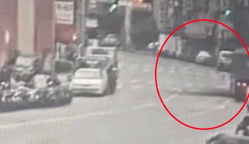 曳引車駕駛在路口停等紅燈，一踩煞車卻造成車斗泥漿傾瀉而下。（翻攝畫面）