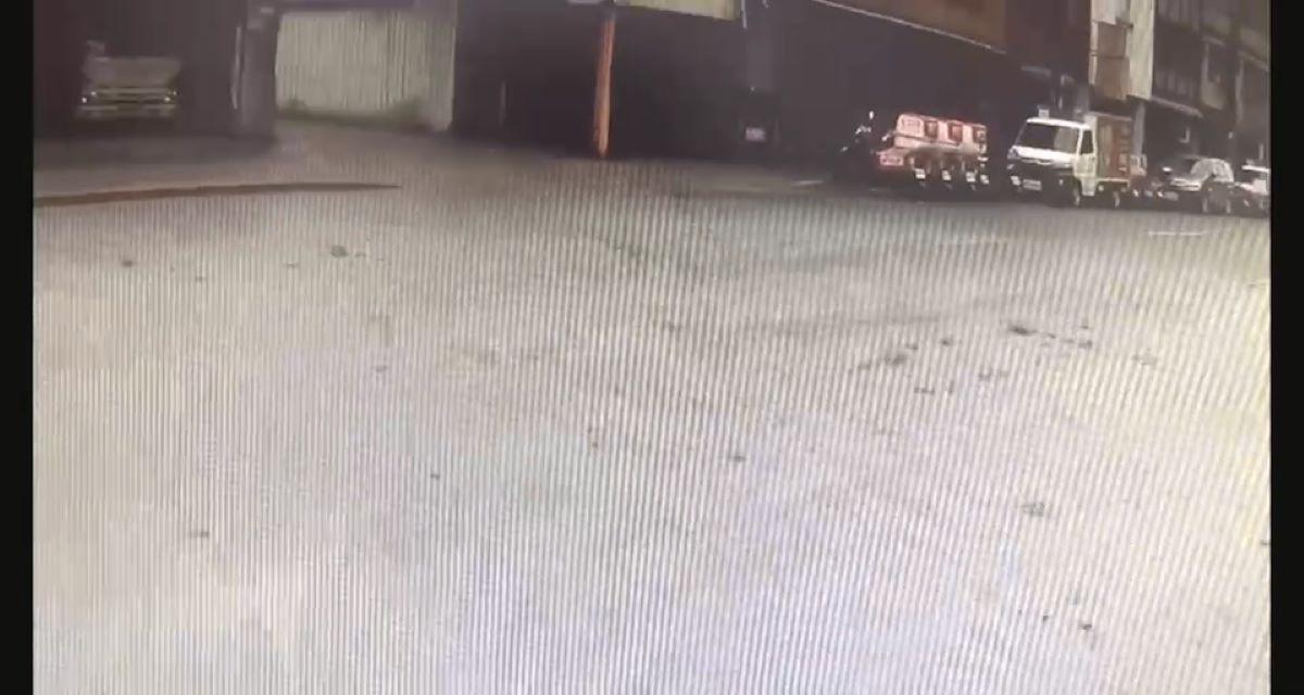 台北市內湖區新明路一帶遍布30公尺泥漿,連地面標線都被覆蓋。(翻攝畫面)