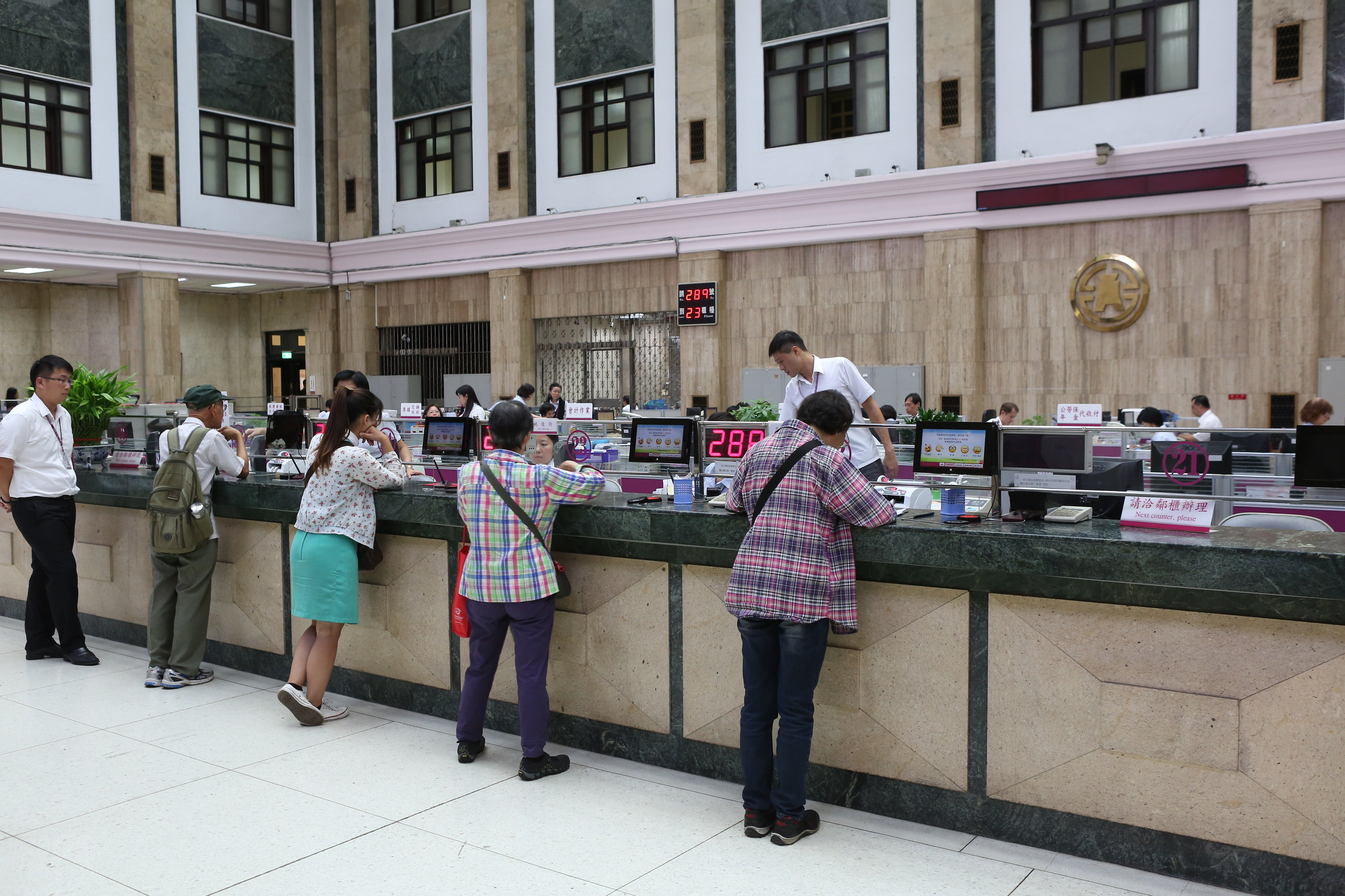 詐騙集團通常會誘導受害者，在臨櫃匯款時欺騙行員此筆匯款是買名錶、骨董等，避免行員起疑。