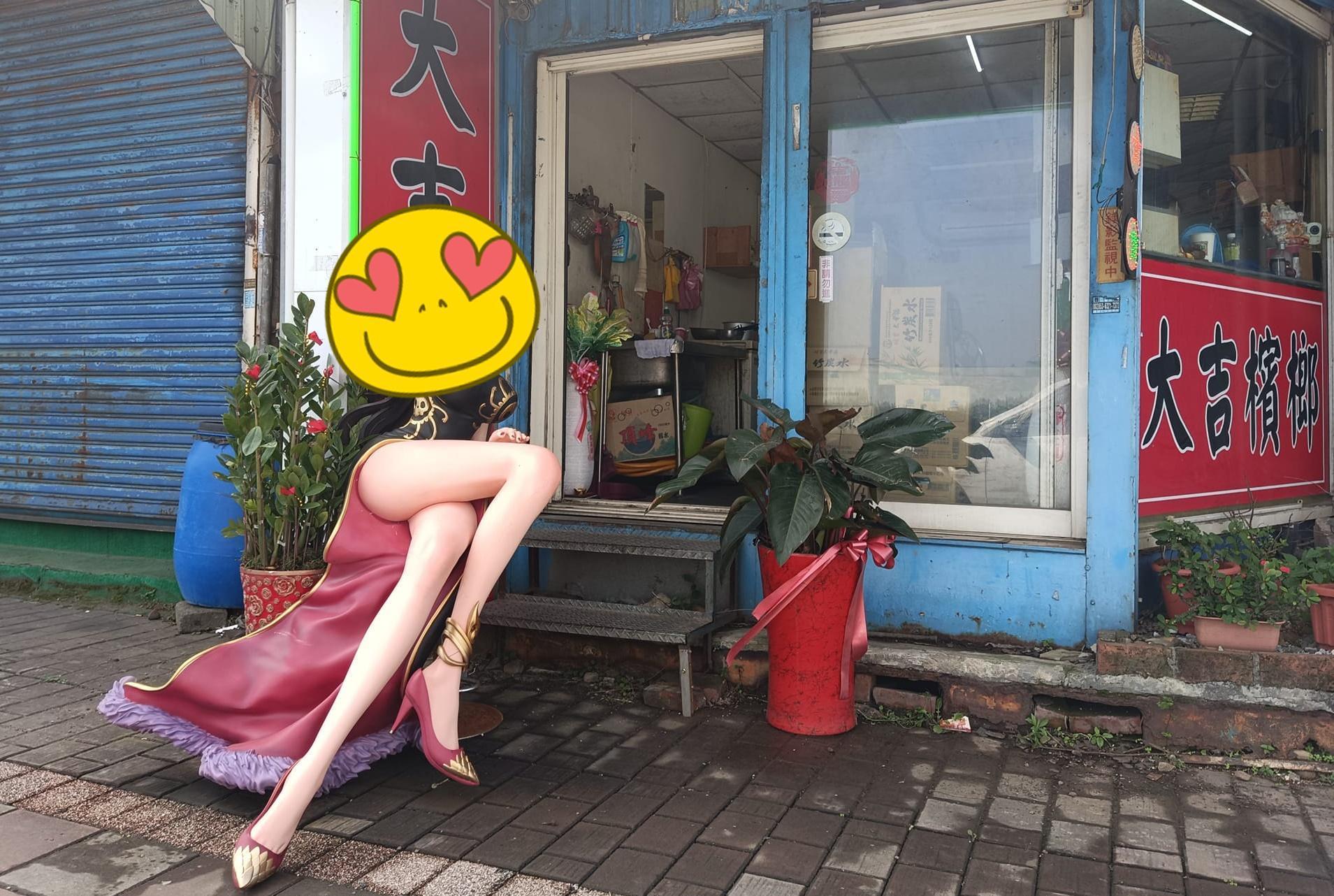 檳榔攤前一尊真人比例的女帝公仔，在臉書引起討論。（翻攝自路上觀察學院）