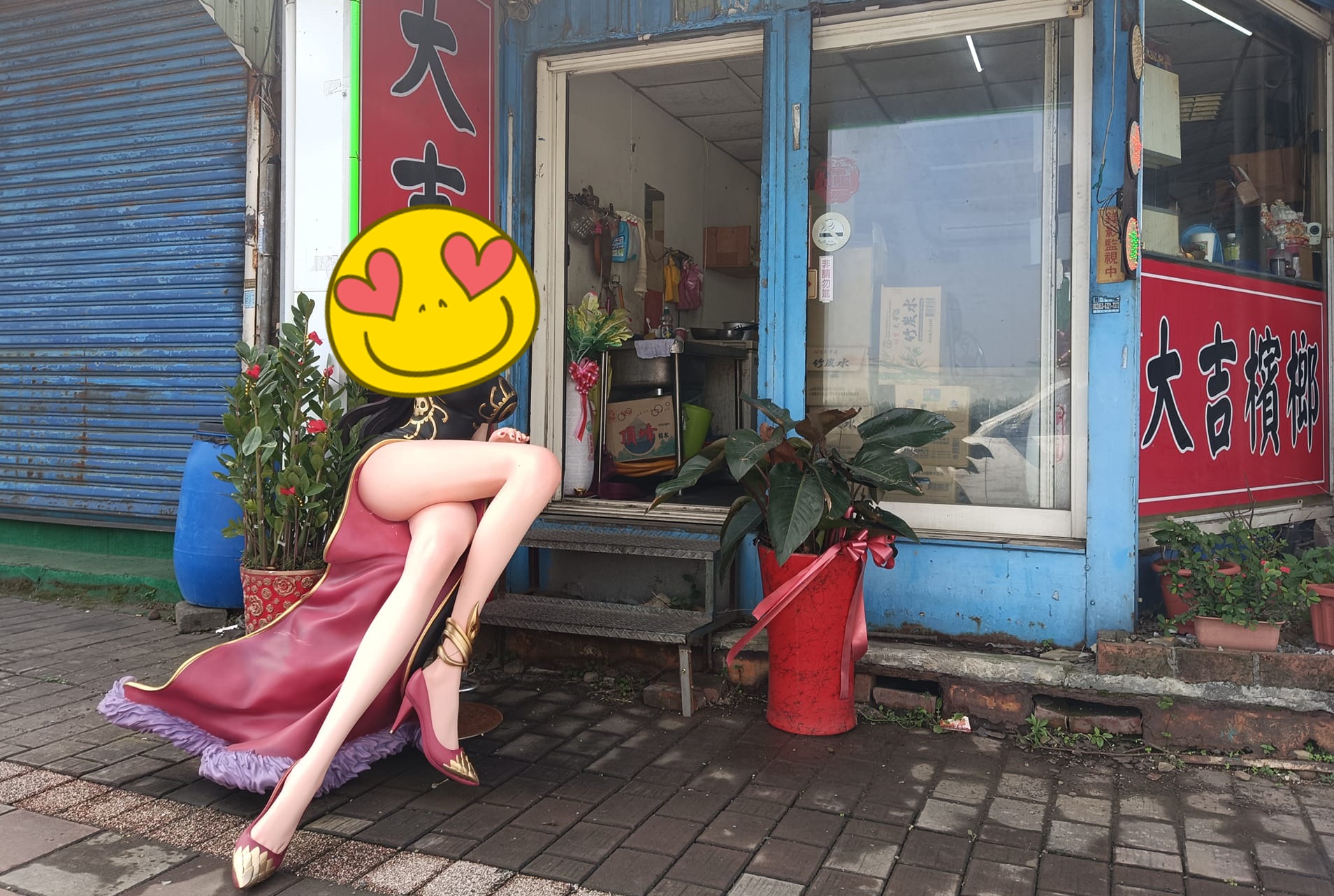檳榔攤前一尊真人比例的女帝公仔，在臉書引起討論。（翻攝自路上觀察學院）
