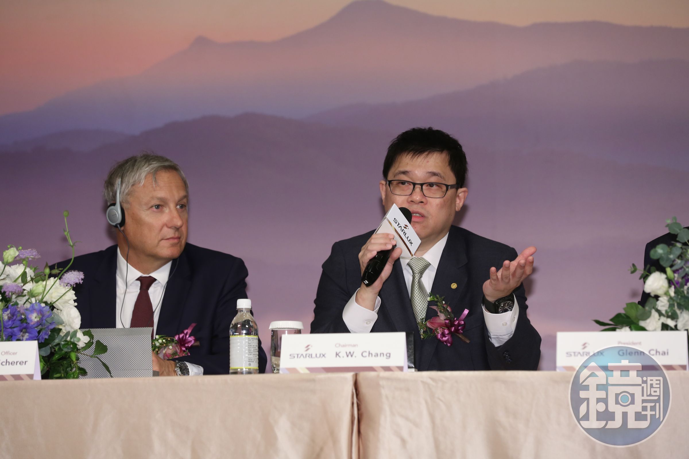 由張國煒(右)一手創立的星宇航空受股民支持,成為航空股王。(本刊資料照)