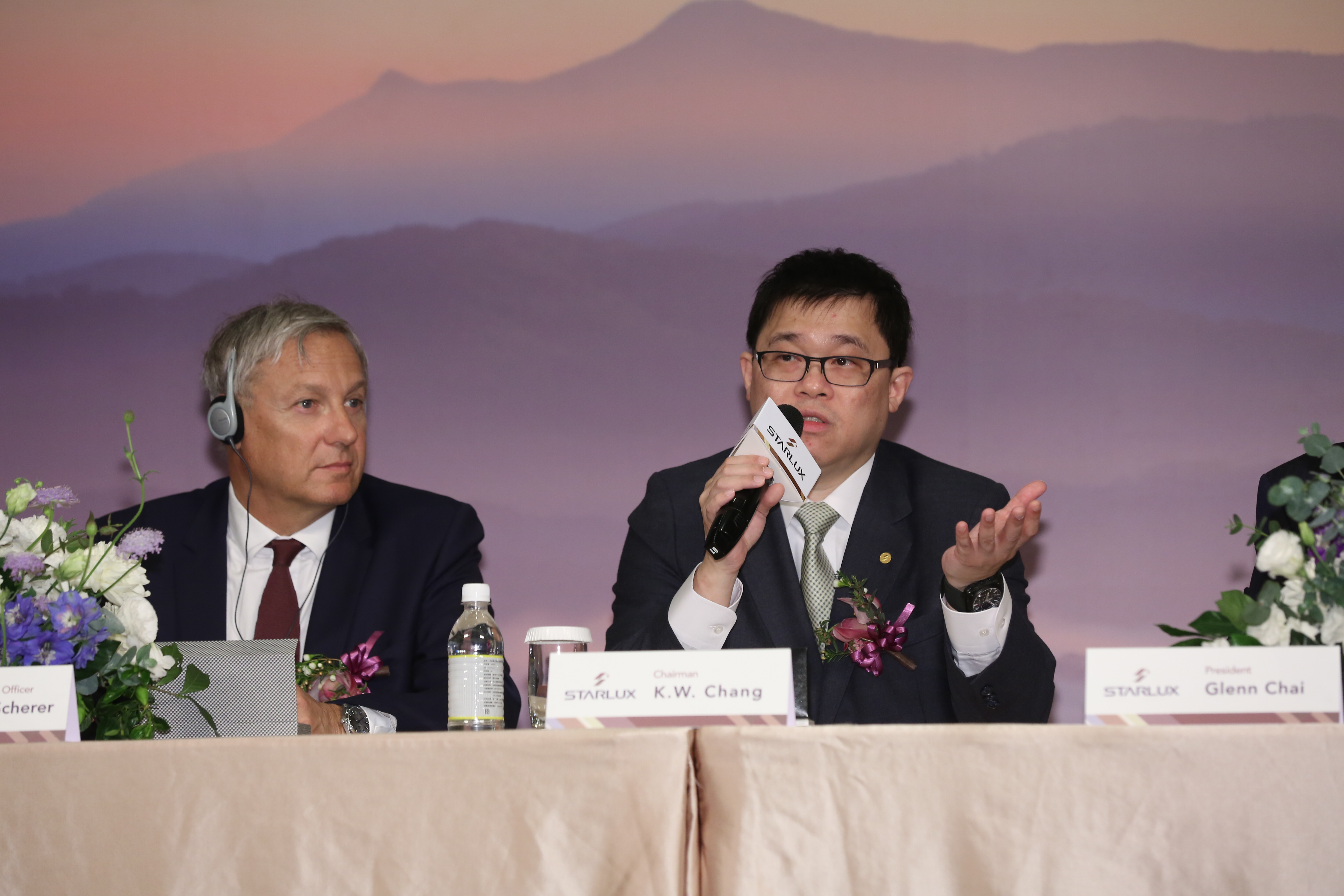 由張國煒（右）一手創立的星宇航空受股民支持，成為航空股王。（本刊資料照）