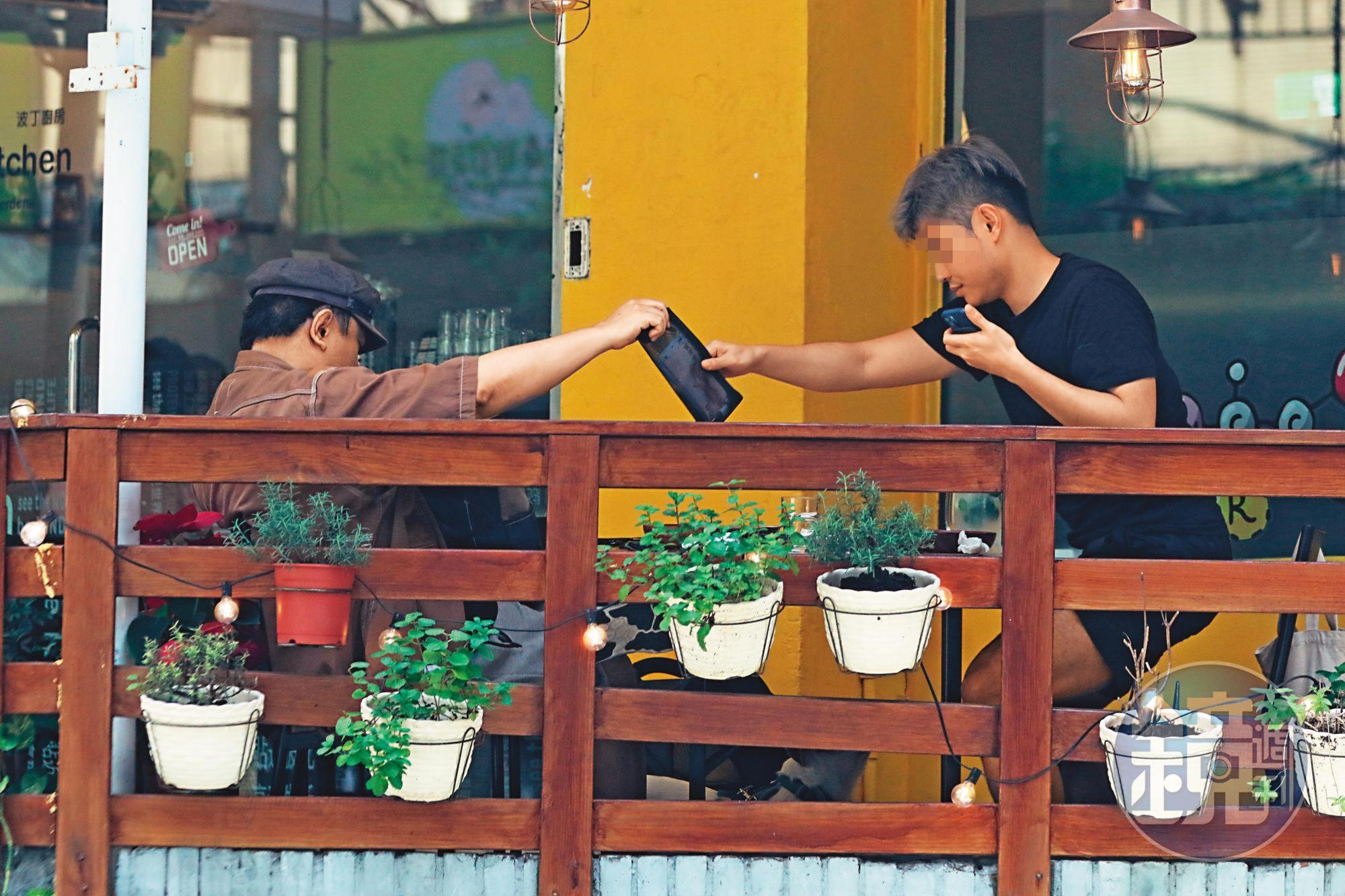 12:21 用餐告一段落,蔡康永豪氣拿起錢包,交給帥壯男去付帳,頭都沒抬。