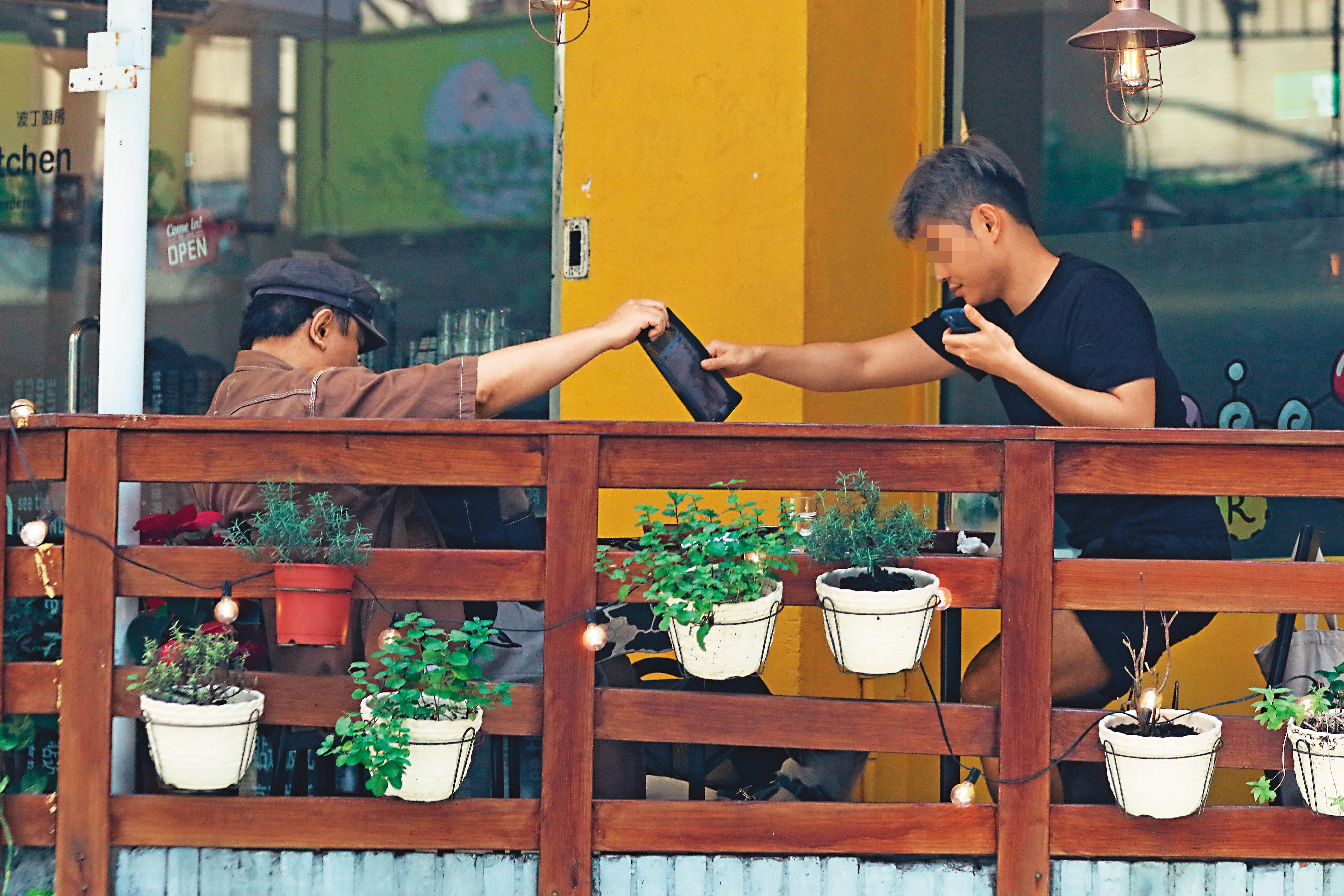 12：21 用餐告一段落，蔡康永豪氣拿起錢包，交給帥壯男去付帳，頭都沒抬。