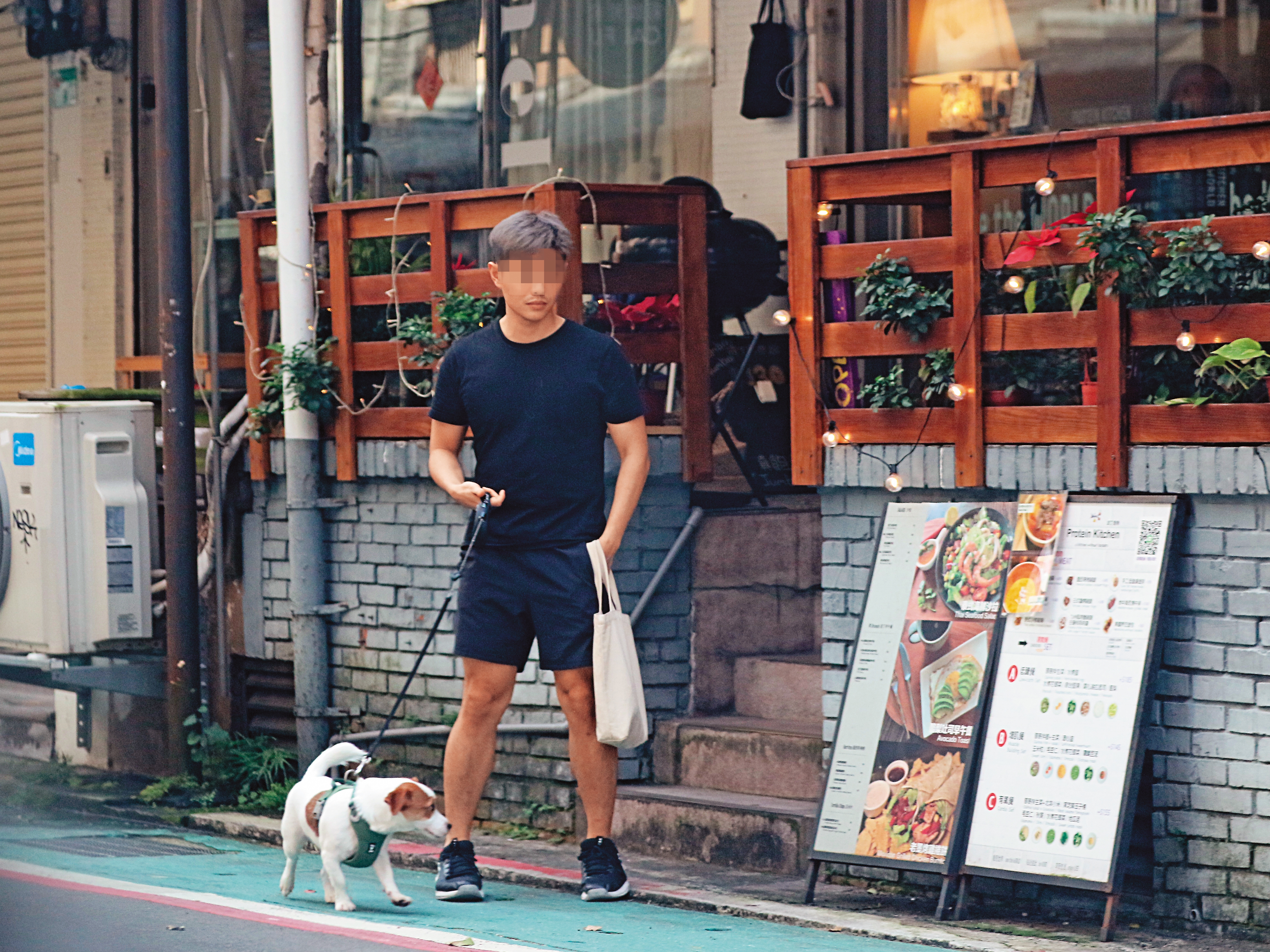 12：24 	帥壯男牽著蔡康永的傑克羅素㹴犬，先行步出餐廳。
